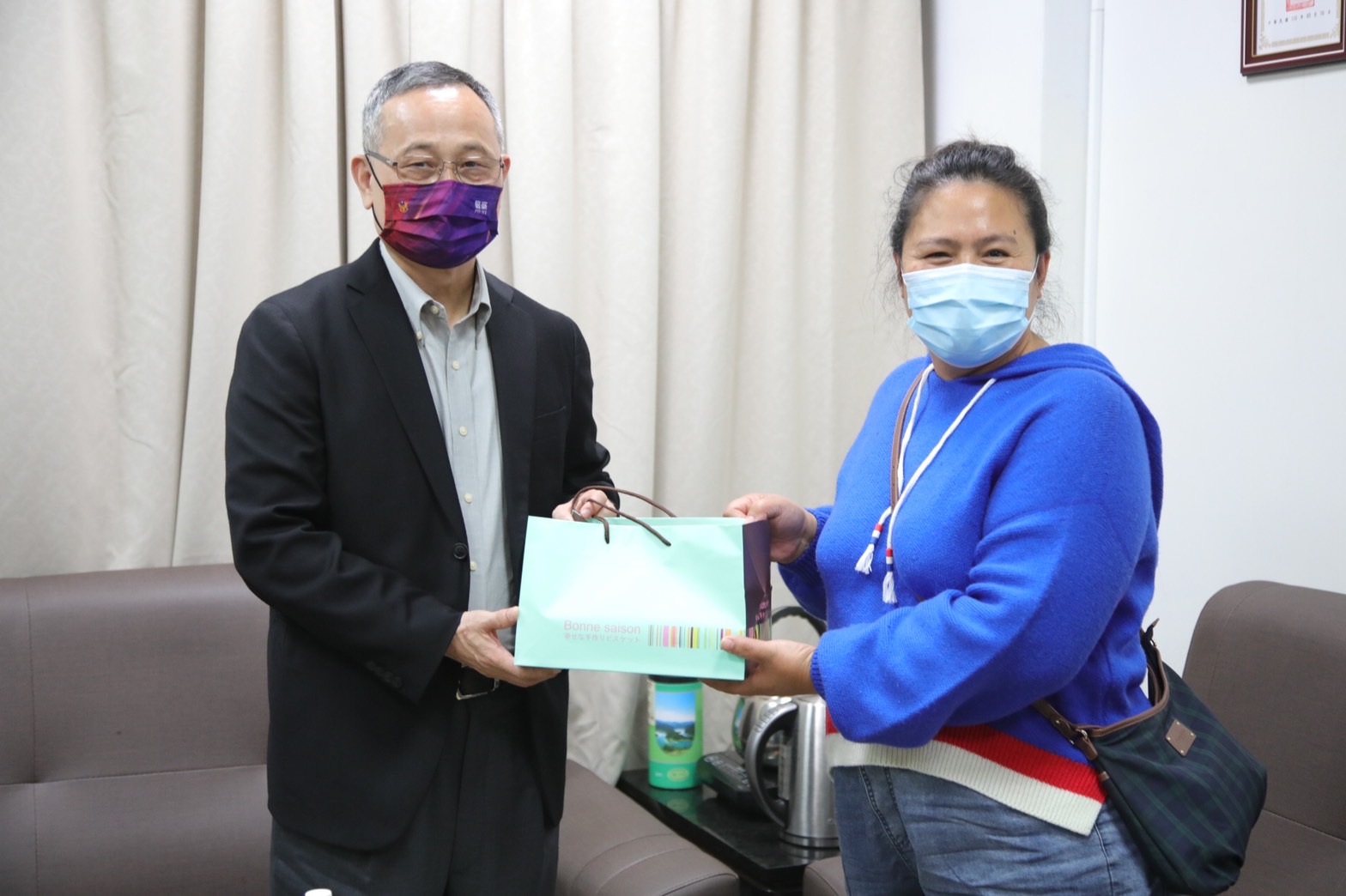 農曆春節將屆，警政署長陳家欽慰問警察遺眷。（市警局提供）