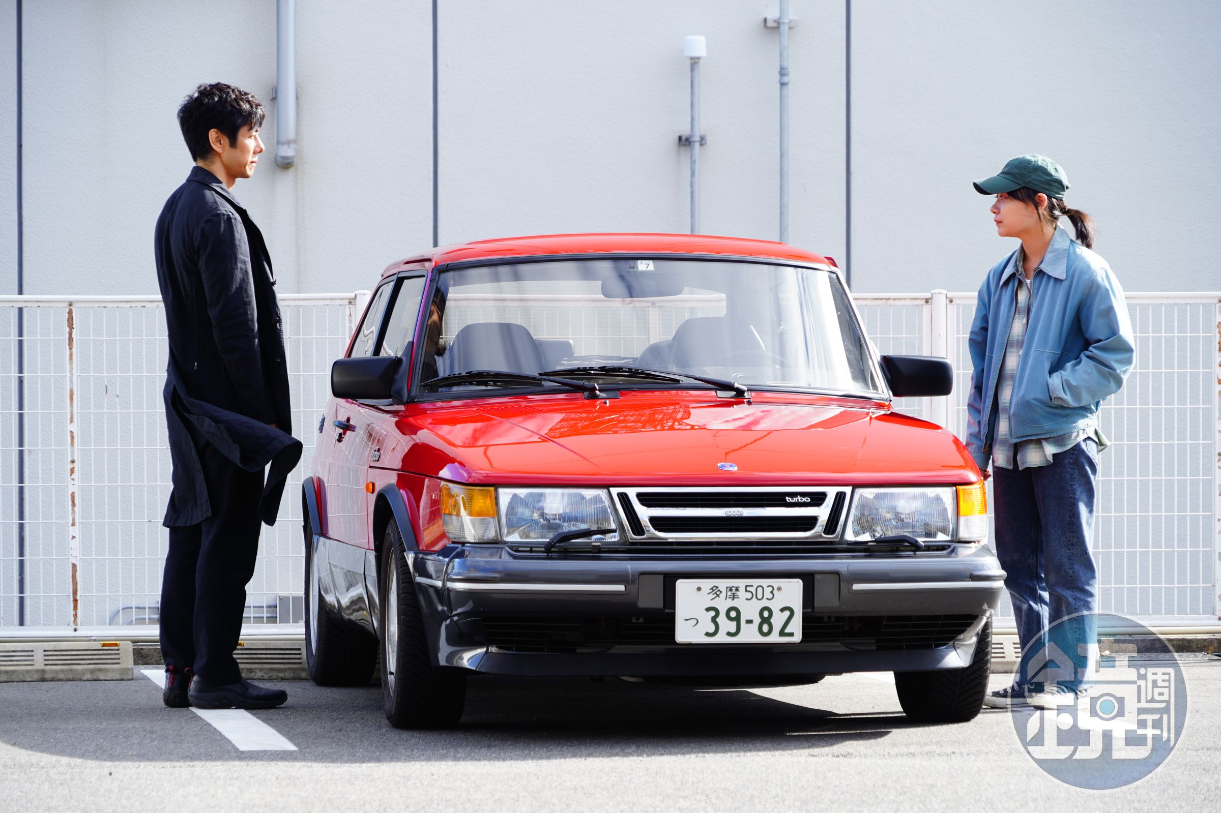 新生代女星三浦透子（右）在《在車上》中飾演西島秀俊的代駕，靠著一趟趟的車程互相打開心房。（東昊影業提供）