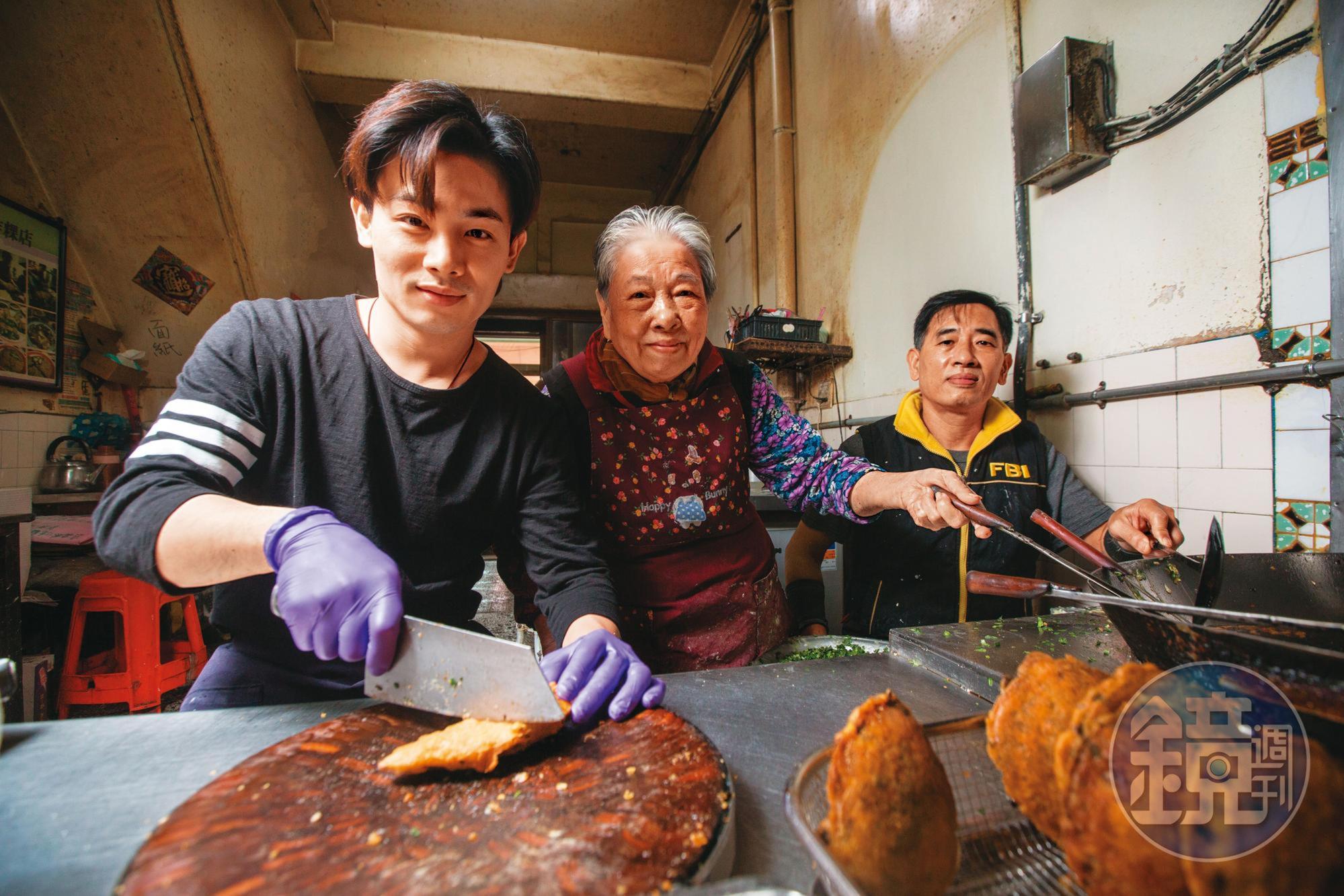 阿源炸粿創立至今已100年,現在由第二代林玉霞(中)與兒子許峰銓(右)、孫子許凱綸(左)一起經營。