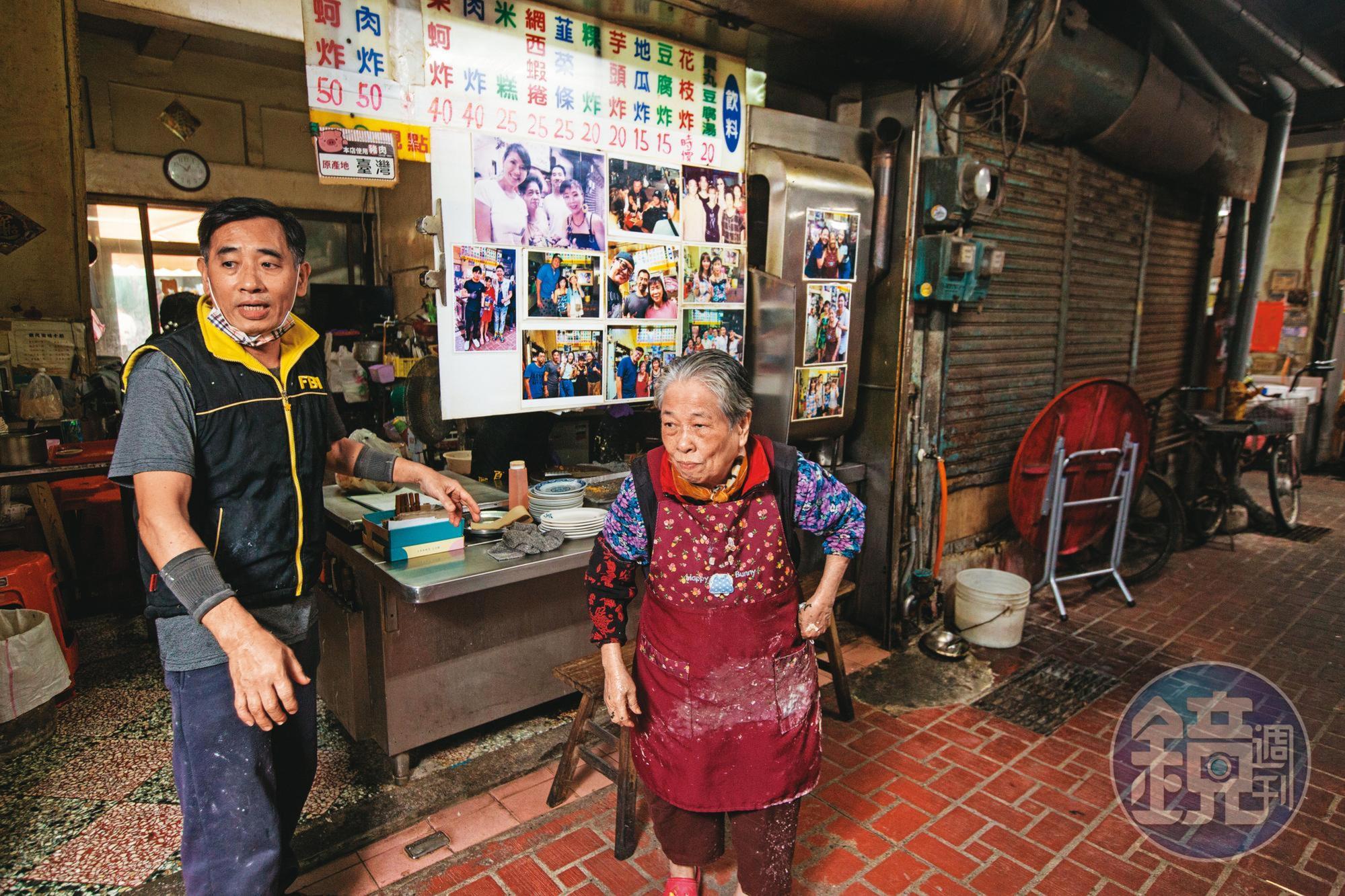 許峰銓(左)20年前看父母年紀大了,決定回家接手老店,媽媽林玉霞(右)現已84歲,還在店內幫忙。