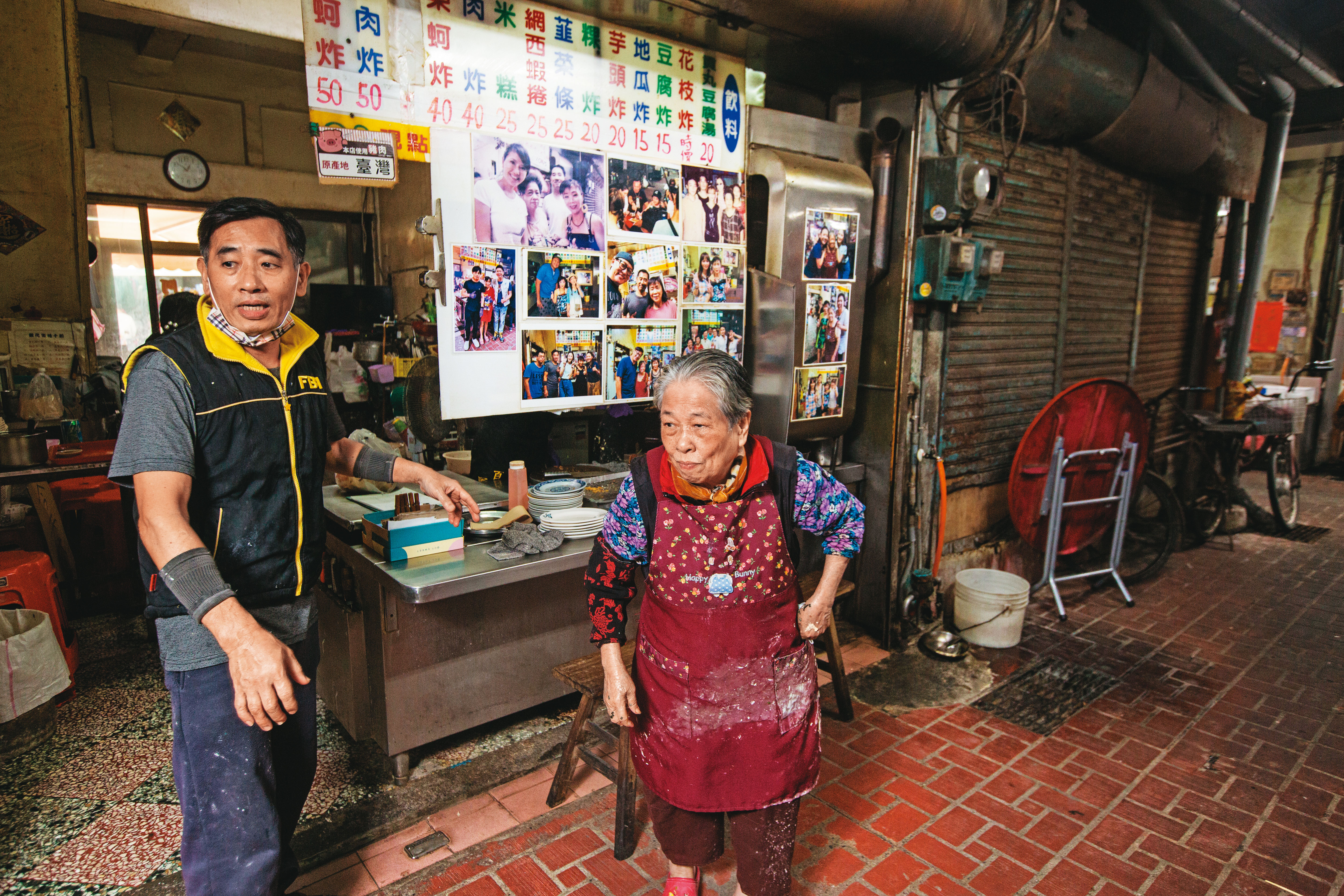 許峰銓（左）20年前看父母年紀大了，決定回家接手老店，媽媽林玉霞（右）現已84歲，還在店內幫忙。