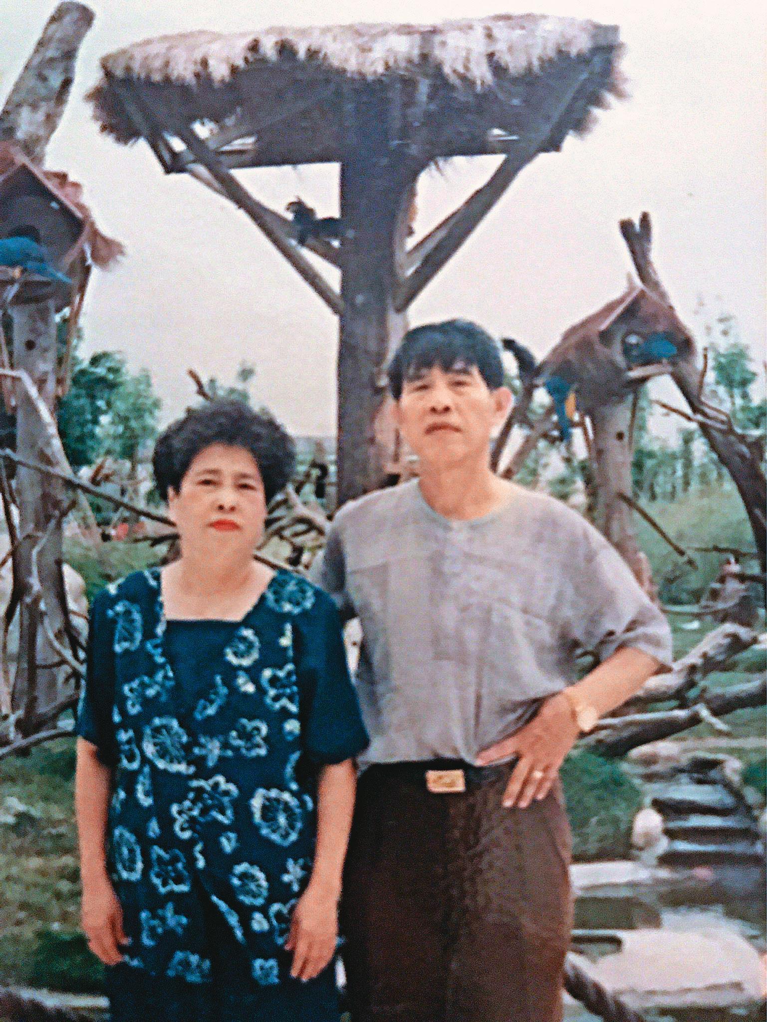 林玉霞(左)嫁給外號阿源的許應傑(右),開始幫忙炸粿生意。(許凱綸提供)