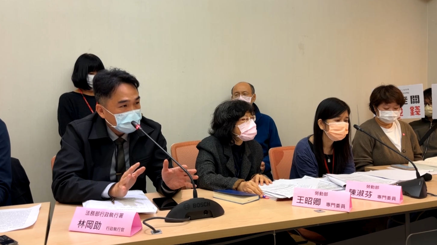 現場邀集相關單位針對公司積欠勞健退款項問題做出說明。（翻攝自林奕華臉書）