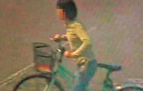 被害少女騎單車出門找同學,不幸遇上惡狼,慘遭姦殺。(翻攝畫面,當事人已經變裝處理)