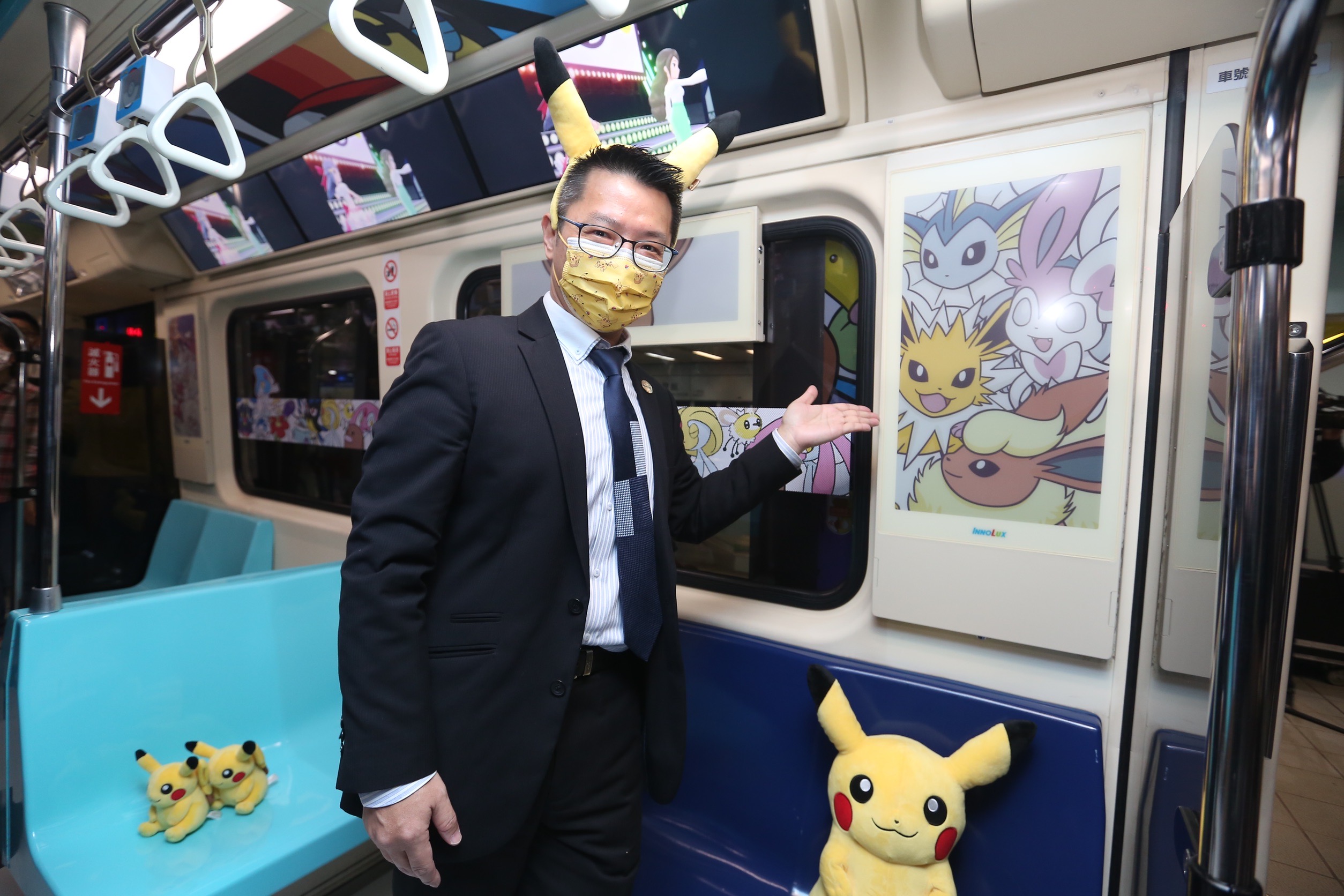 群創董事長洪進揚看好車用市場，打造北捷板南線數位廣告彩繪列車。