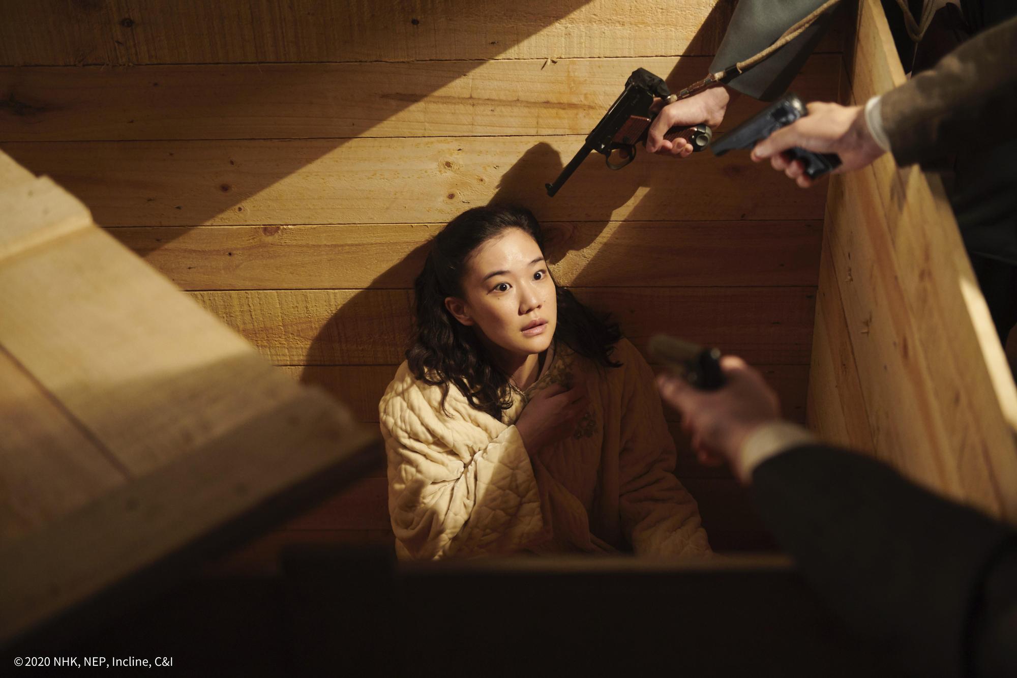由蒼井優(左)與高橋一生主演的《間諜之妻》是名導黑澤清執導的作品,當時他請到自己的學生濱口竜介和野原位一起編寫劇本。(翻攝自Daum Movie)
