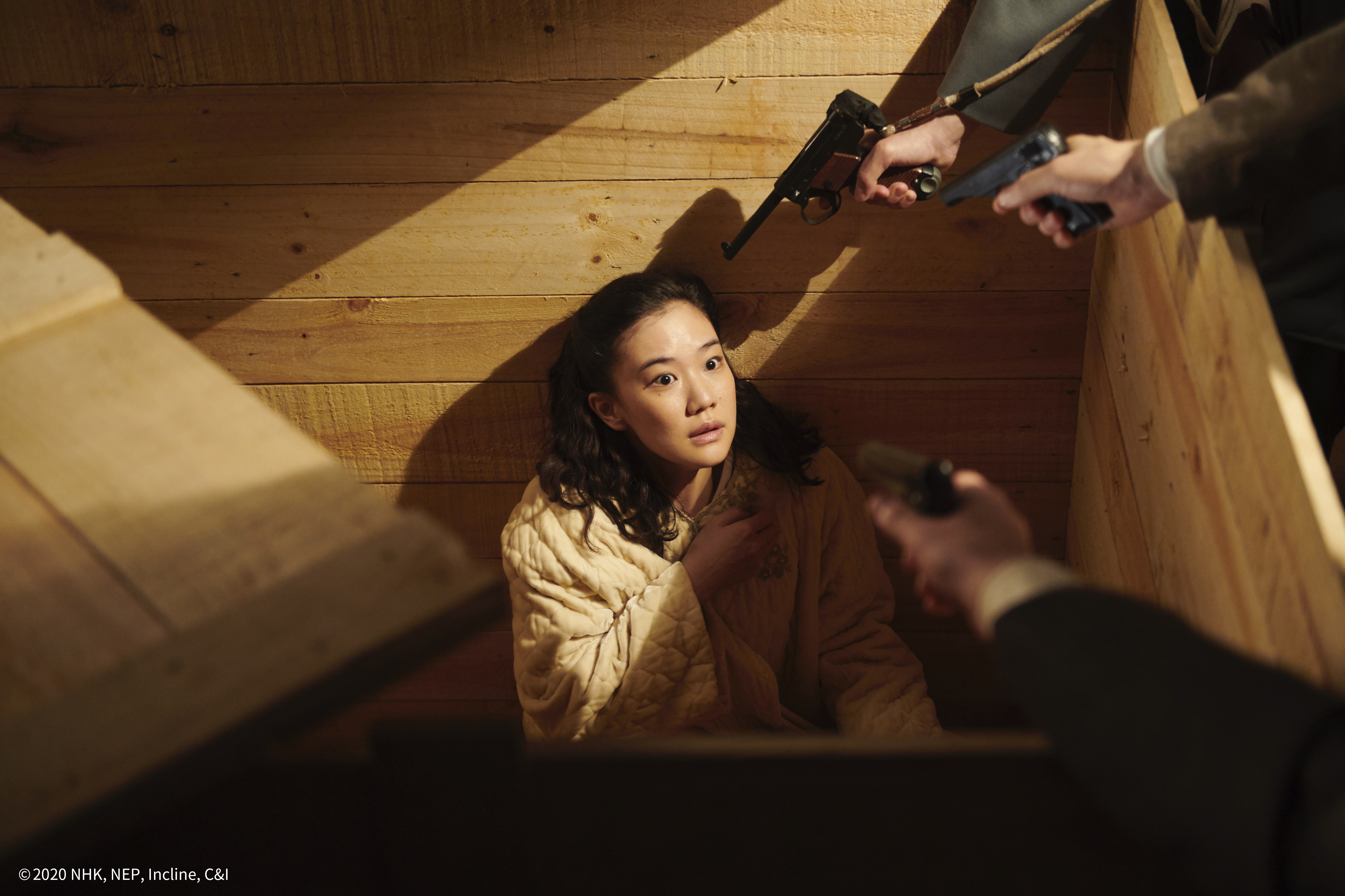 由蒼井優(左)與高橋一生主演的《間諜之妻》是名導黑澤清執導的作品,當時他請到自己的學生濱口竜介和野原位一起編寫劇本。(翻攝自Daum Movie)