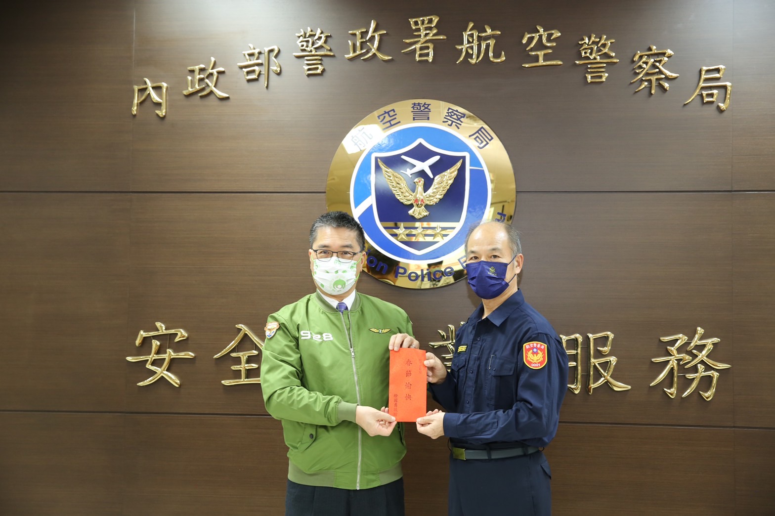 內政部長徐國勇今（26）日到航空警察局及移民署國境大隊，慰勉第一線同仁及肯定防疫的辛勞，並發放春節加菜金。（翻攝畫面）