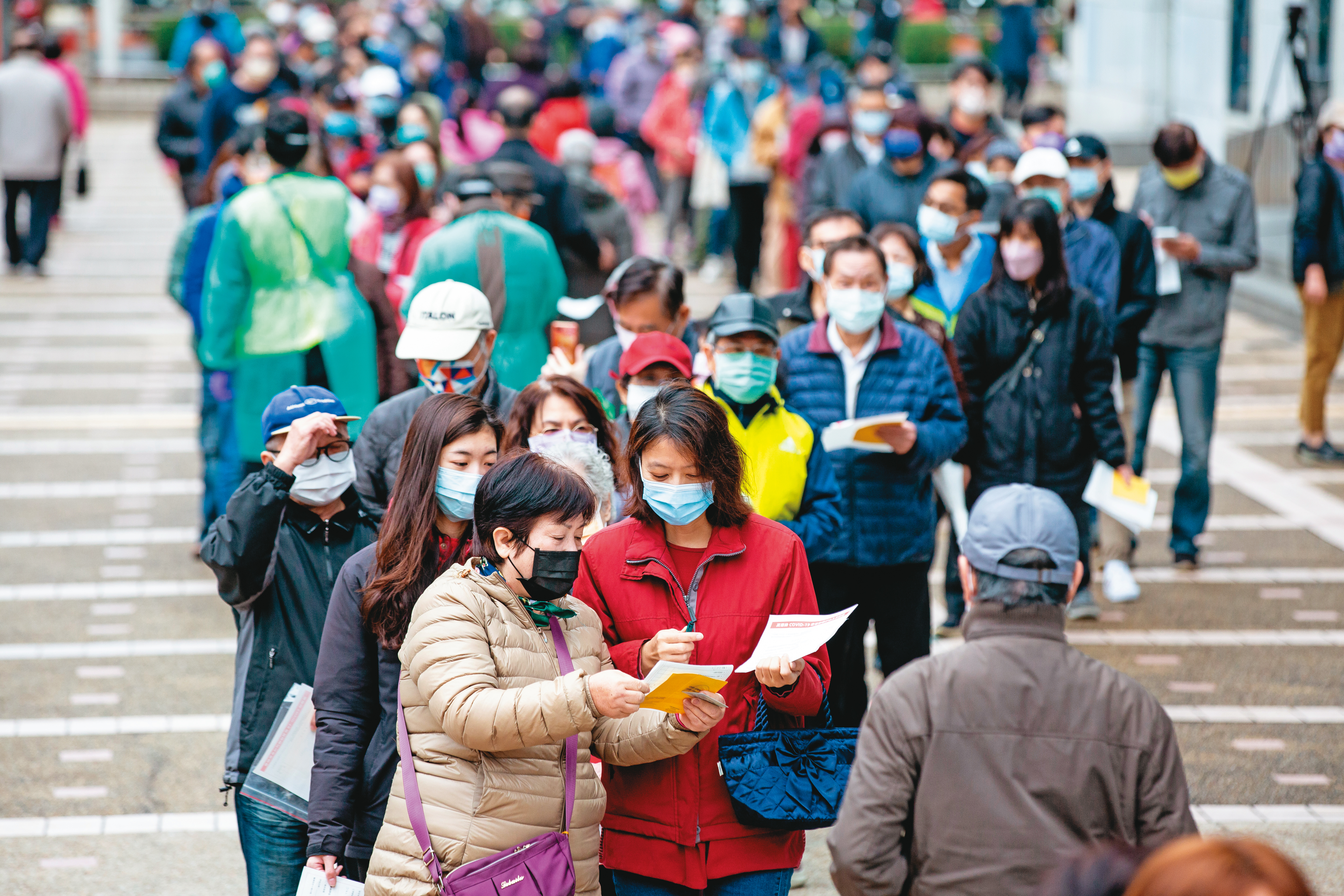 2年過去，疫情起起伏伏，當初緊急、擴權、特別性的法律，哪些需要保留或修正，應該通盤檢討。