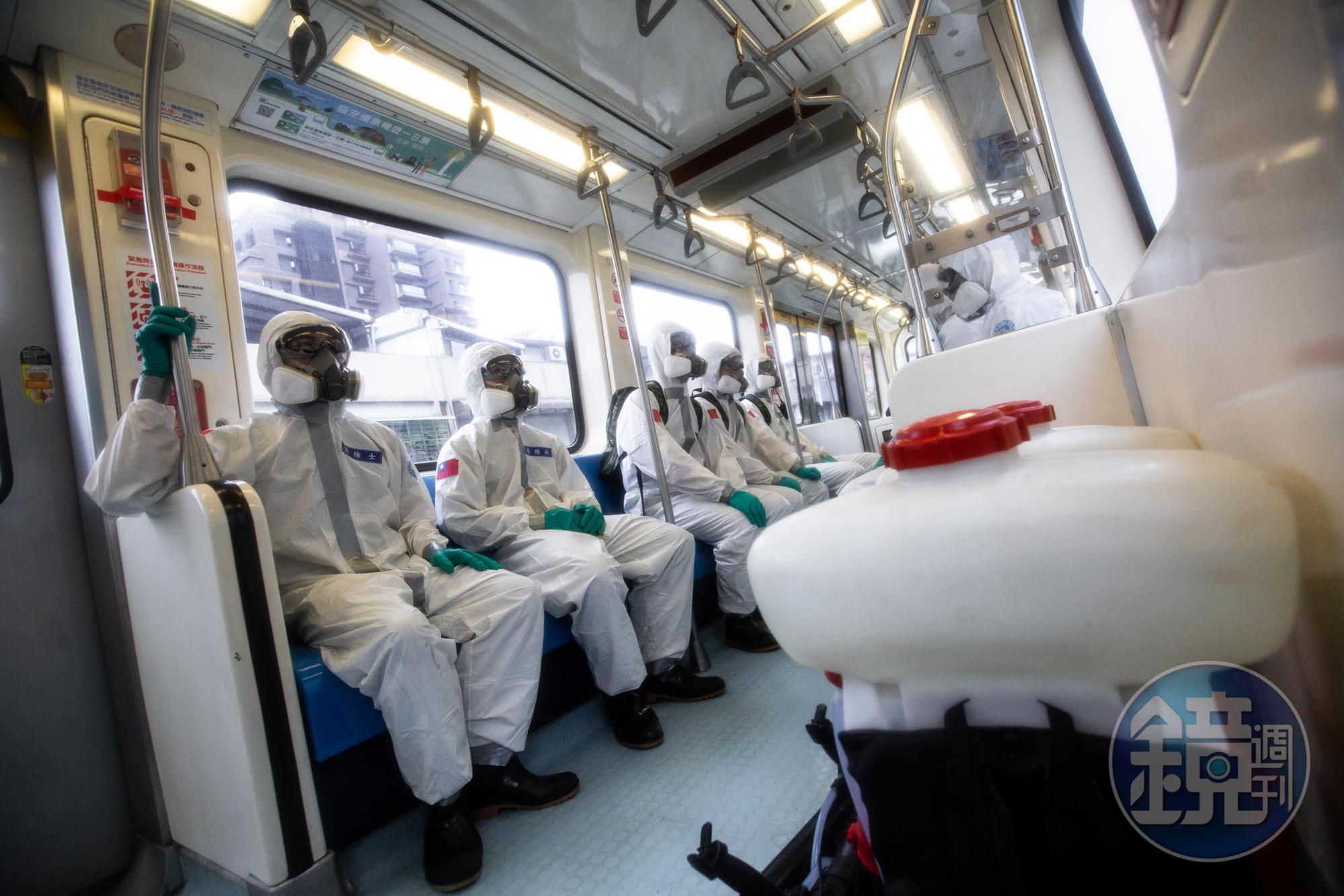 網友在「爆料公社」發文,表示化學兵不該搭捷運,遭到留言砲轟。(示意圖,本刊資料照)