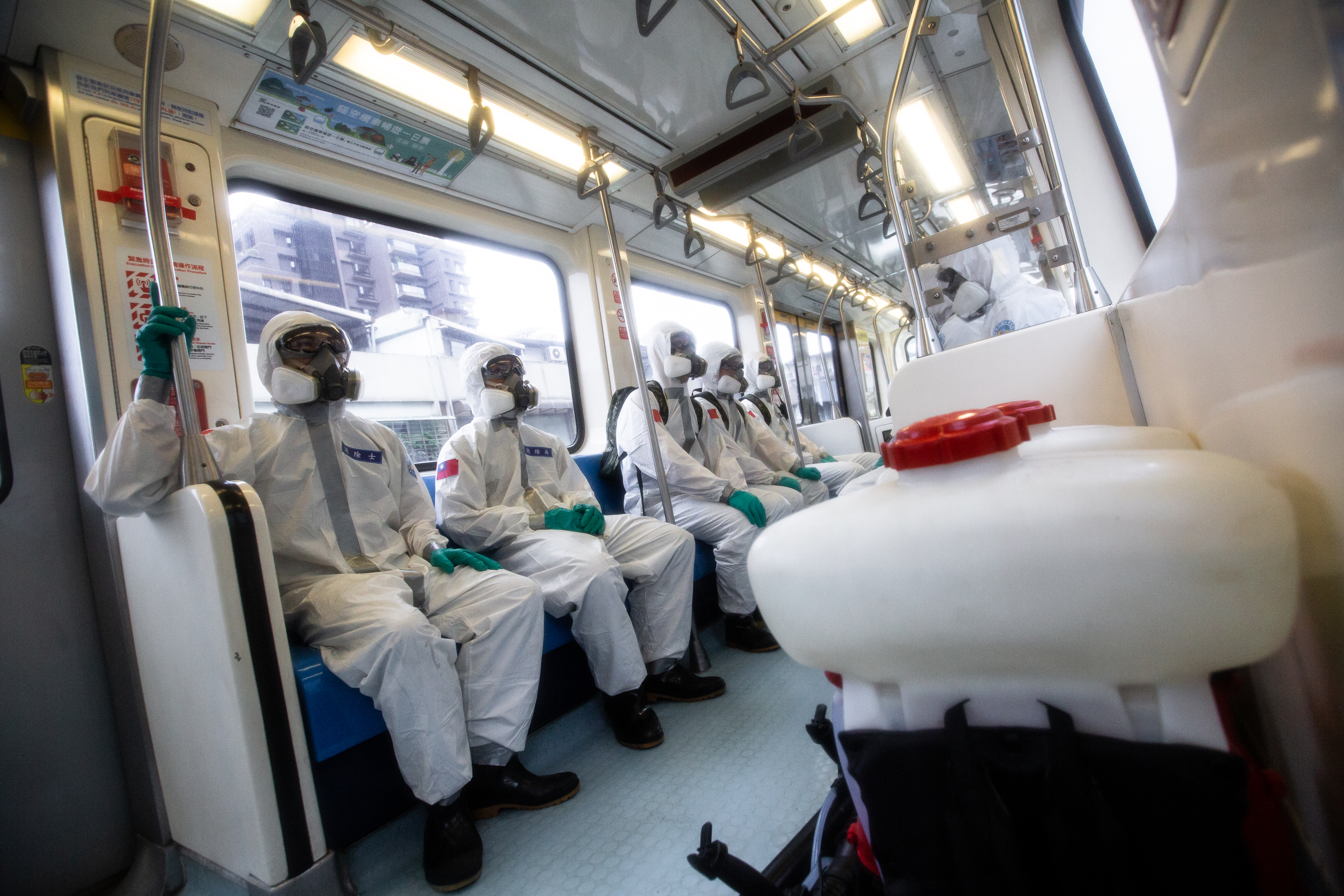 網友在「爆料公社」發文，表示化學兵不該搭捷運，遭到留言砲轟。（示意圖，本刊資料照）