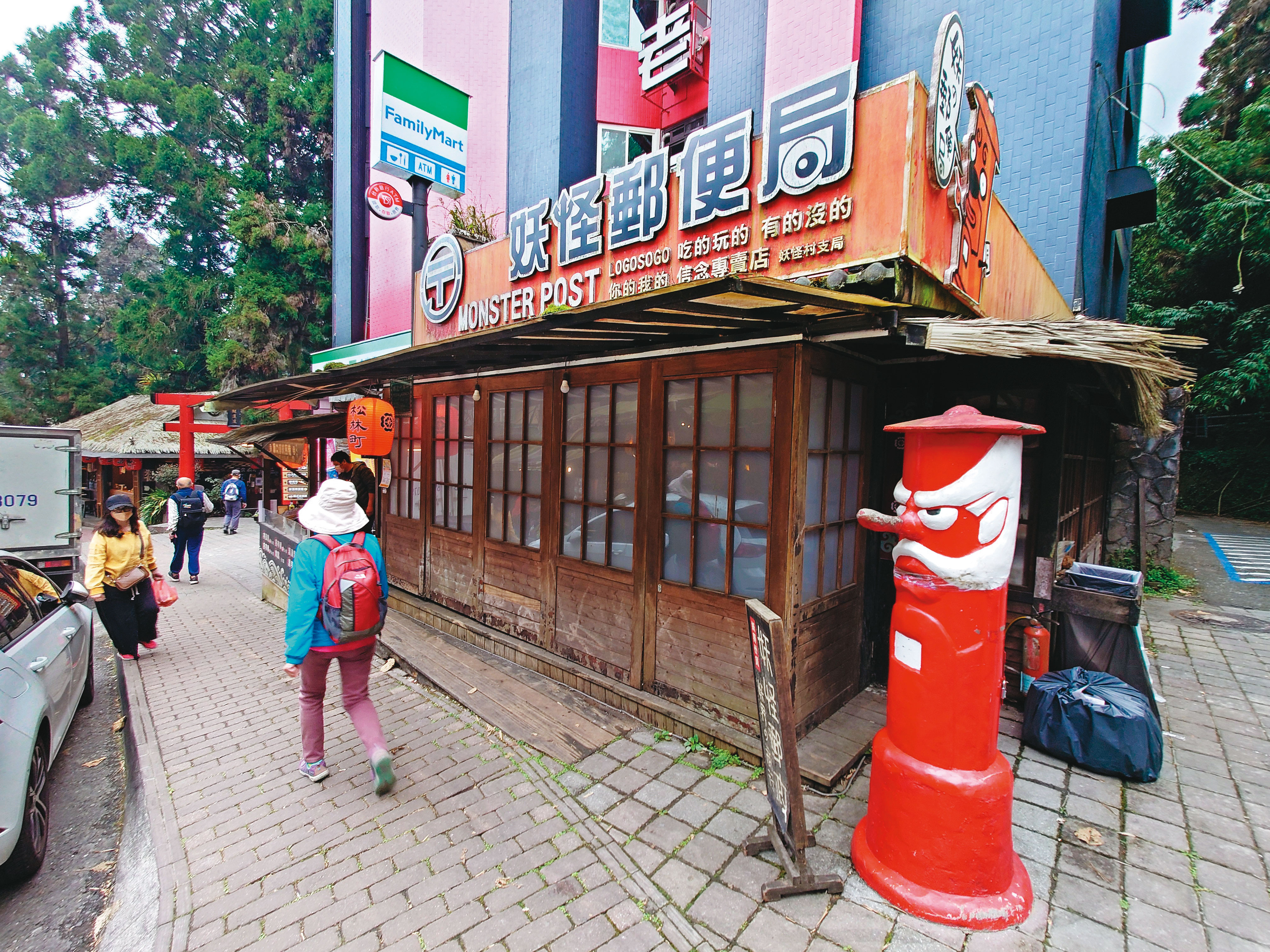 曾俊琳發想的「妖怪郵便局」衍生出數種文創商品，相當受到歡迎。