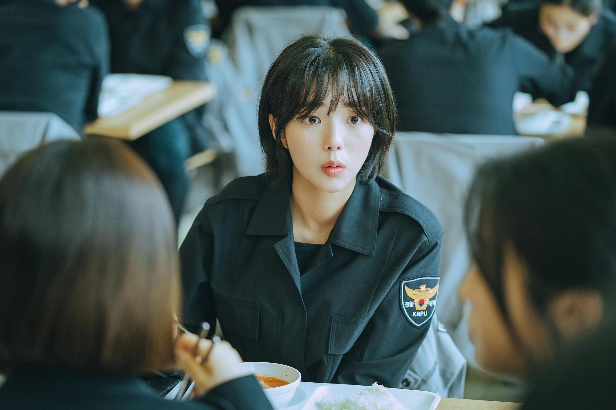 蔡秀彬為《警校菜鳥》剪短了頭髮,展現俐落俏皮的一面。(Disney+提供)