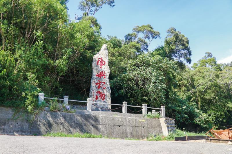 苗栗虎頭山登山頂可飽覽通霄全景,海天一色。(翻攝自苗栗文化觀光旅遊網)