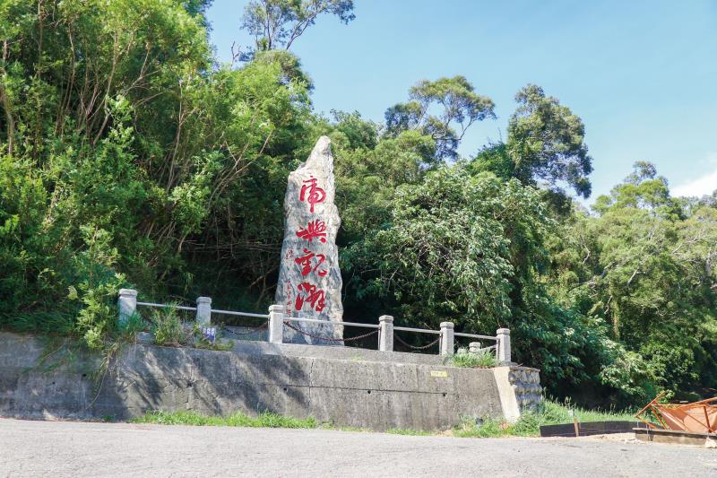 苗栗虎頭山登山頂可飽覽通霄全景，海天一色。（翻攝自苗栗文化觀光旅遊網）
