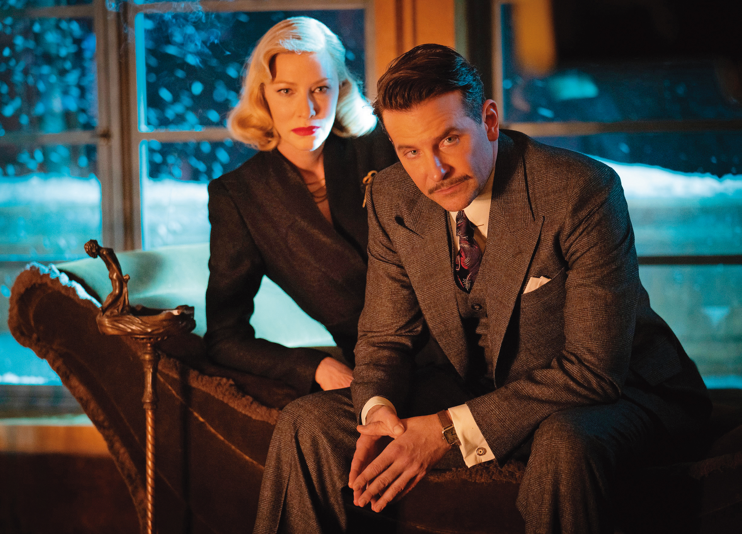 布萊德利庫柏合謀凱特布蘭琪打進上流圈子誆騙富豪，最終自己反遭黑吃黑。（二十世紀影業提供）