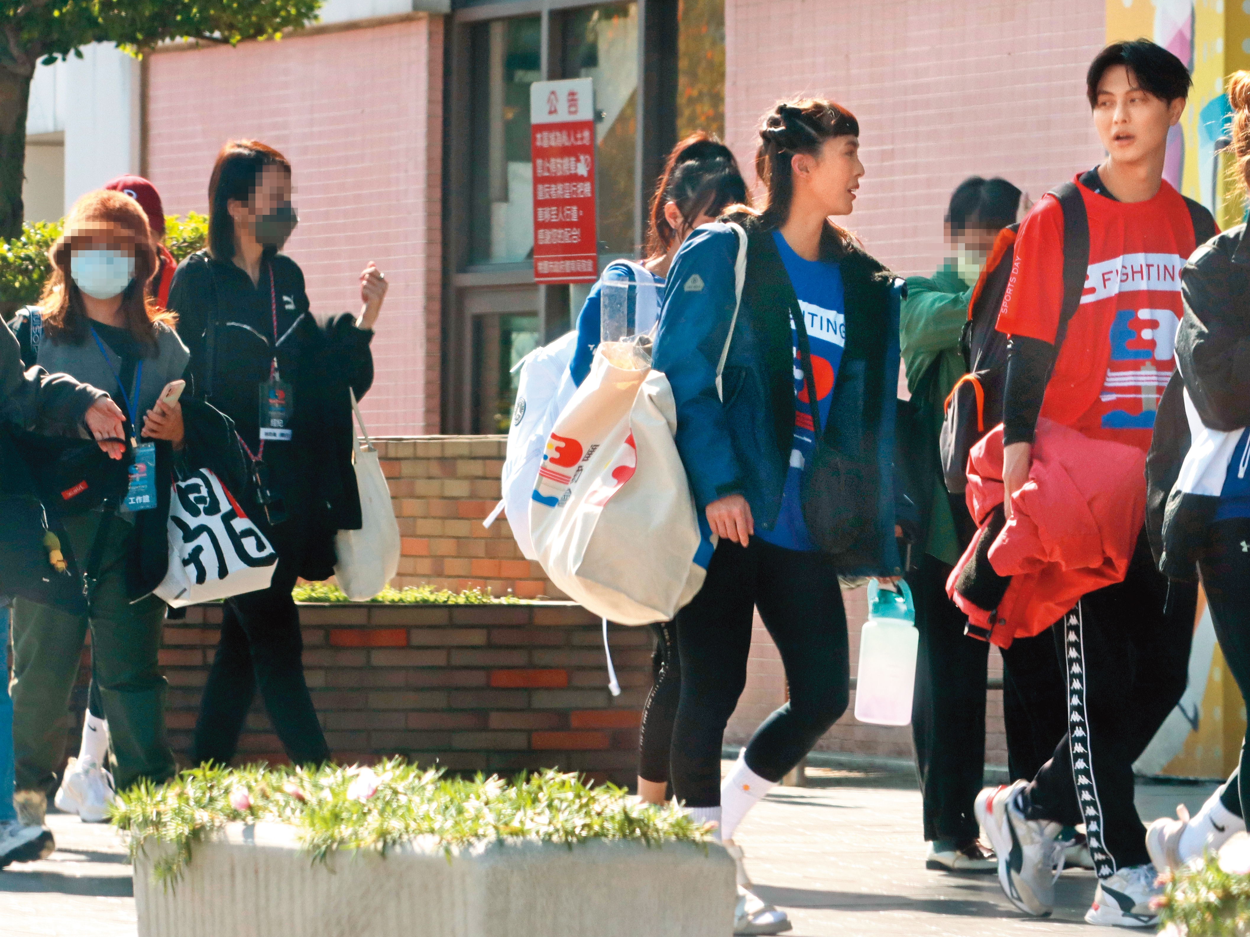 之前本刊拍到黃沐妍（左二）跟王子（右二）一路有說有笑，結果王子已心有所屬。