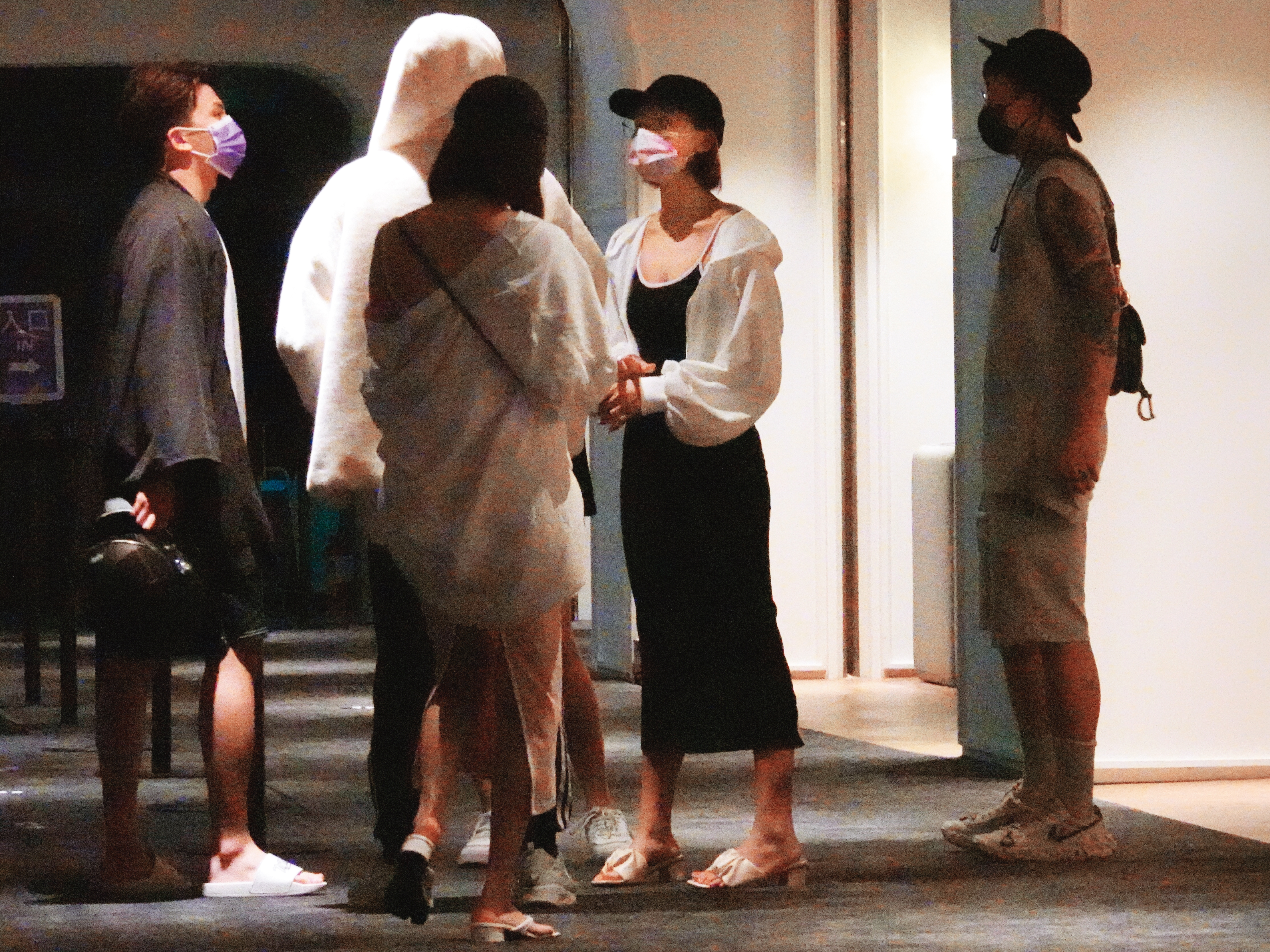 孫生（左一）、酷炫（左二）、蕾菈（右二）形成「反骨三角」，各自帶伴出遊看電影。