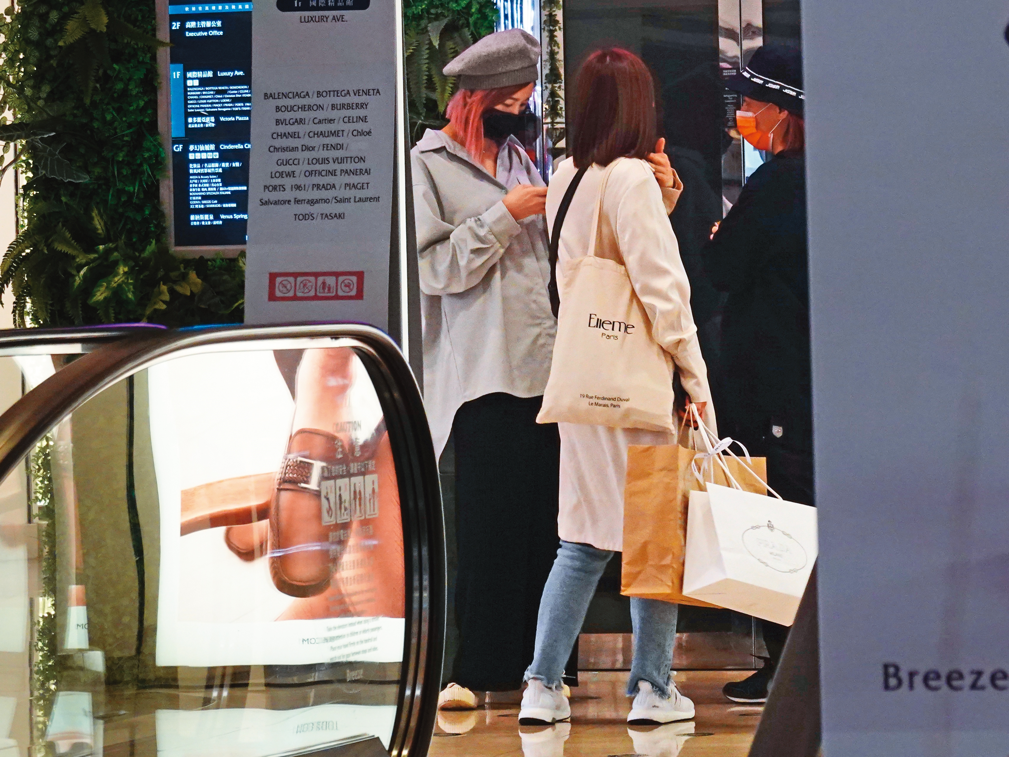 掃完貨，安心亞（左）的身邊有人幫忙提戰利品，穿少少賣辣也不忘增添精品時尚氣味。