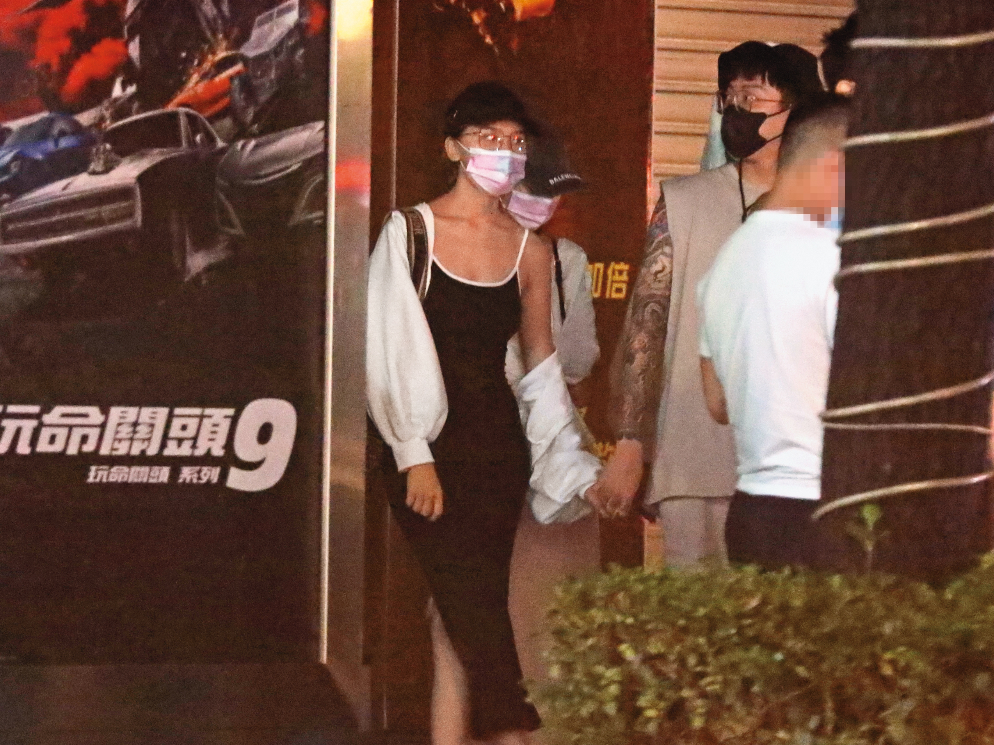 蕾菈（左一）與「秋甚湯宇」（湯宇）（左二）的戀情在去年初浮上檯面，穩交了一陣子。