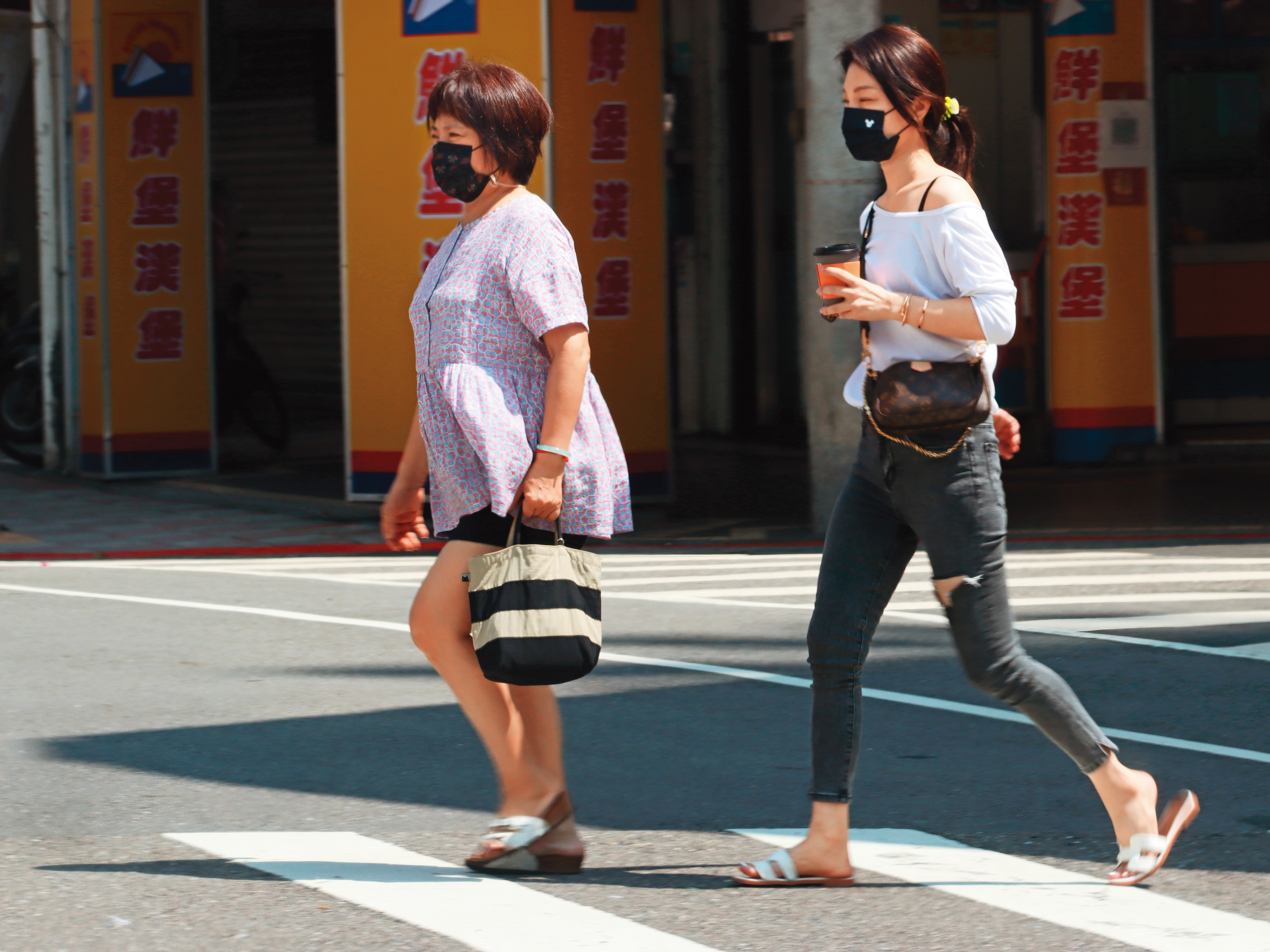 蔡媽（左）跟上「下衣失蹤」（或稱「下半身失蹤）的風潮，讓她有母儀天下的威嚴感。