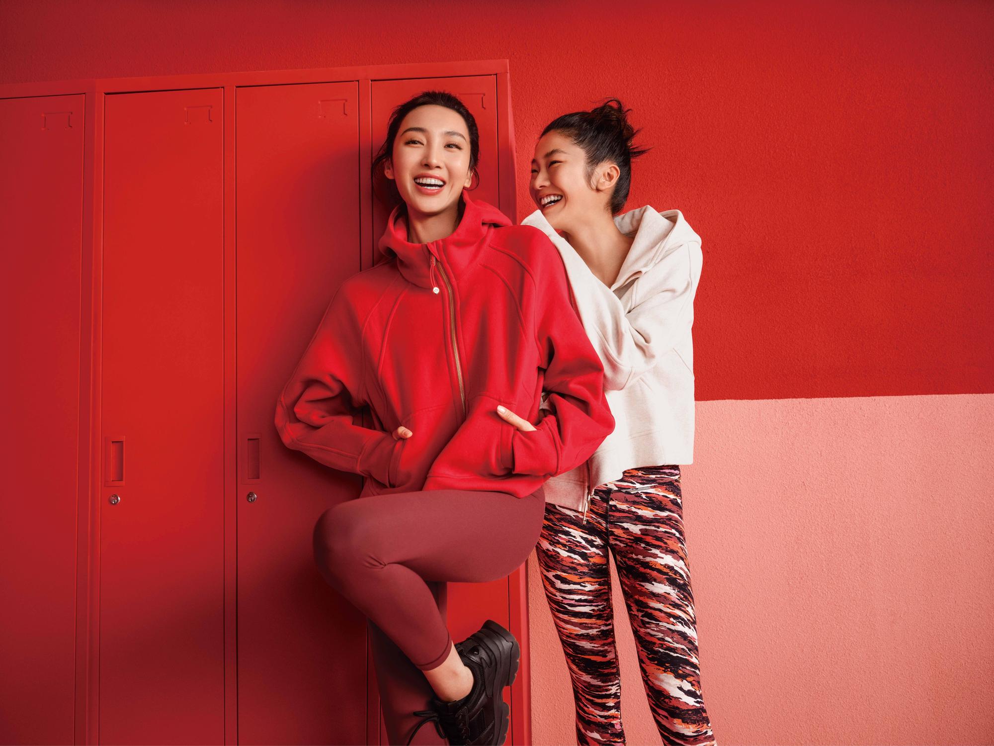 女孩們的新春系列，也很適合穿出門姐妹一起下午茶！ 左： Scuba Oversized Full Zip 短版拉鍊外套 NT$4,480、Wunder Train 高腰緊身褲 24” NT$3,480。右： Scuba Oversized Full Zip 短版拉鍊外套、NT$4,480 Align 24” 高腰瑜伽褲 NT$3,480 lululemon。（lululemon提供）