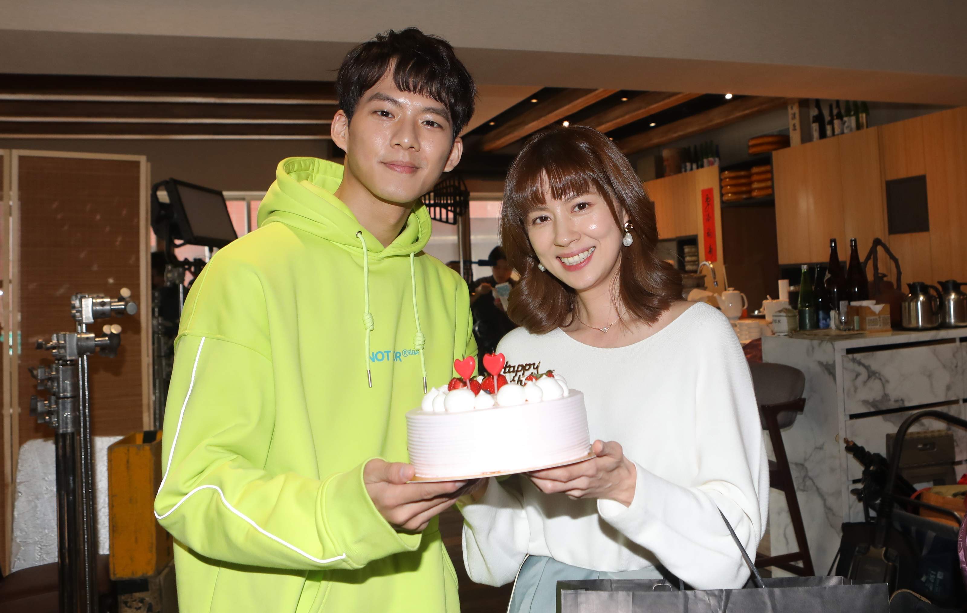 林予晞拍攝期間過生日，吳念軒捧蛋糕慶祝。（公視提供）