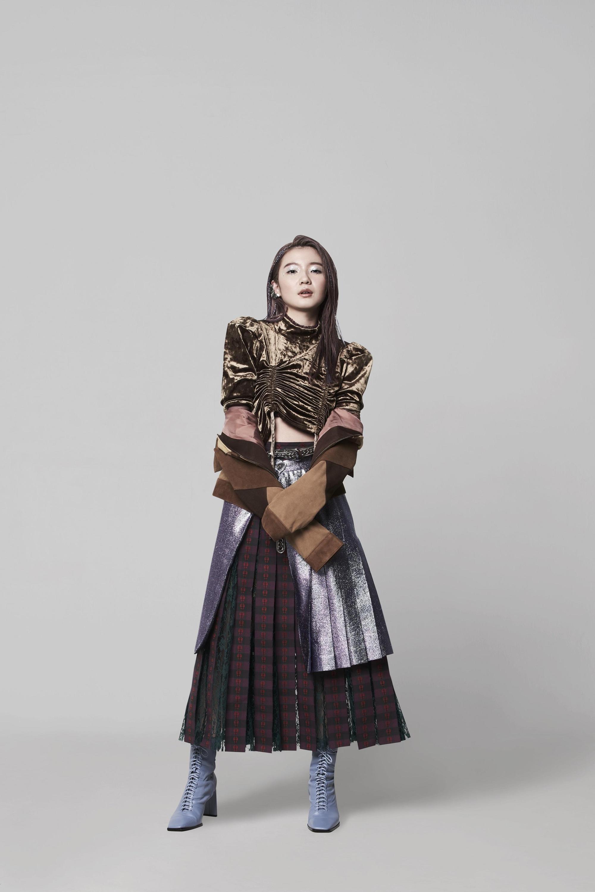 18歲天才音樂少女MeiMei是在日本出生的中國籍女孩，游歷過世界11個地方，將吸收到的養份化做歌曲能量傳遞給大家。（華納音樂提供）