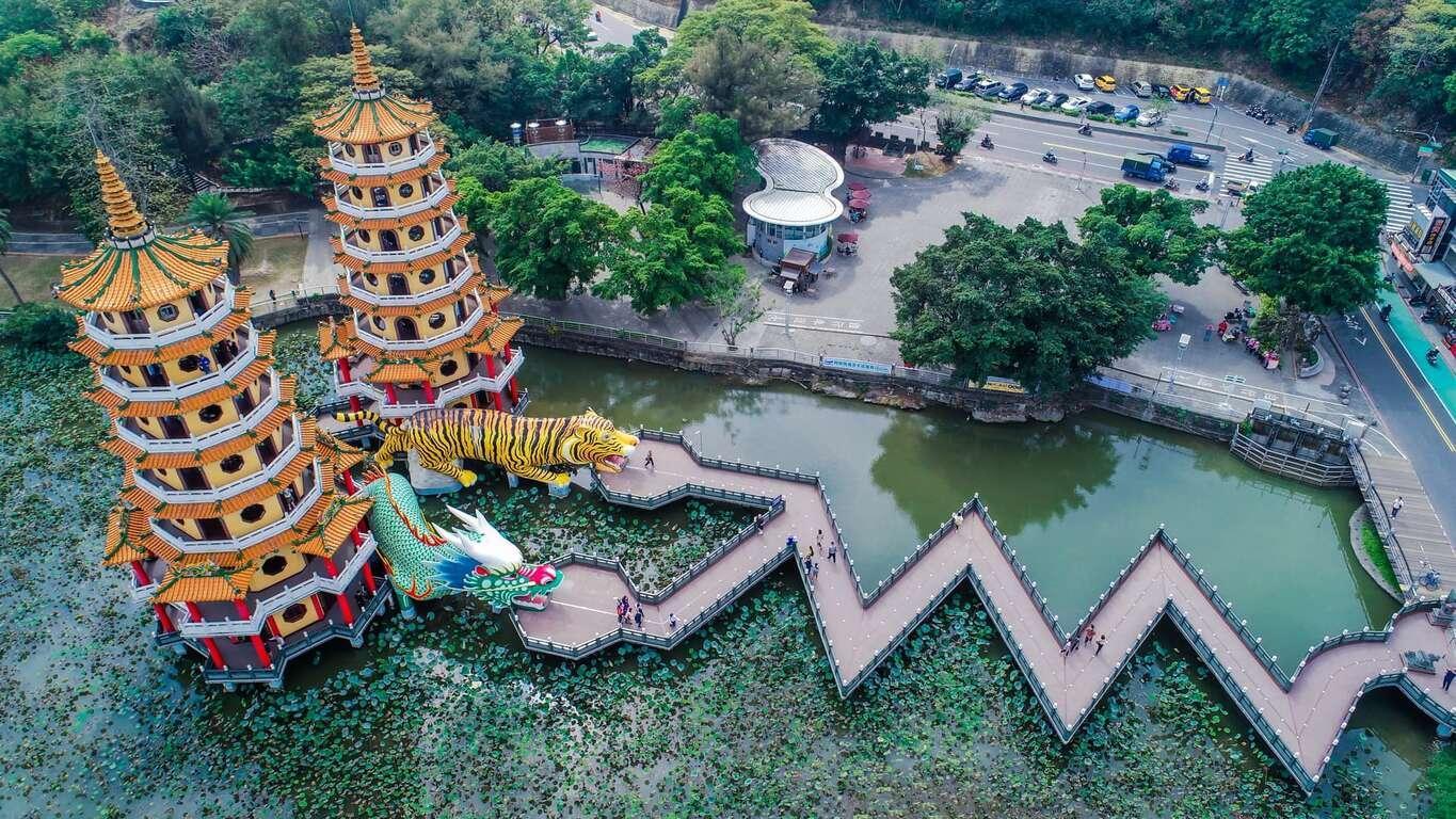 蓮池潭風景區裡的龍虎塔是高雄著名景點。（翻攝自高雄旅遊網）