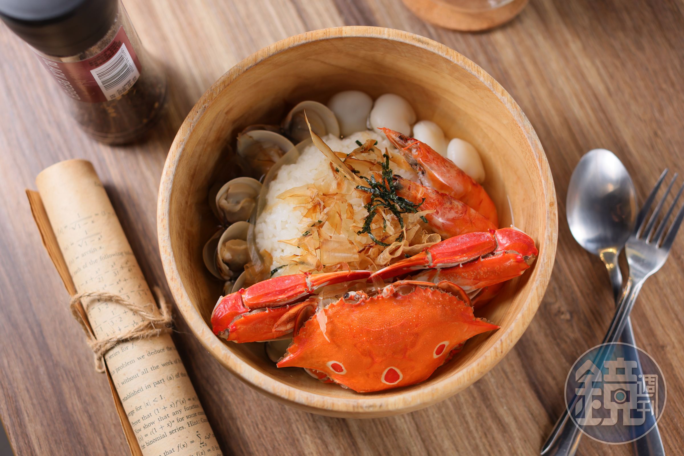 共島季限定的沖繩美食「海鮮漁夫湯泡飯」鮮甜清爽。（335元／單點）