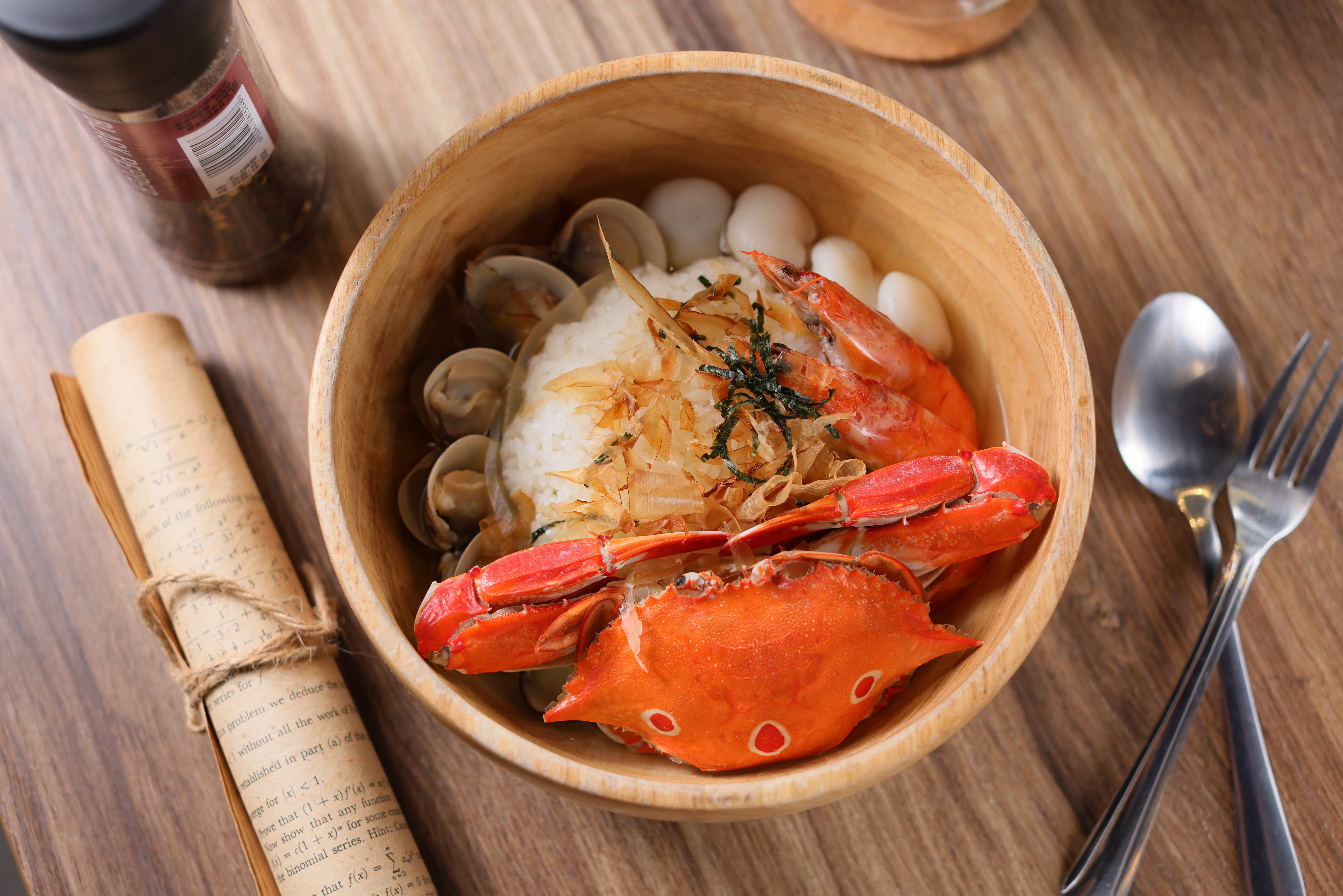 共島季限定的沖繩美食「海鮮漁夫湯泡飯」鮮甜清爽。（335元／單點）