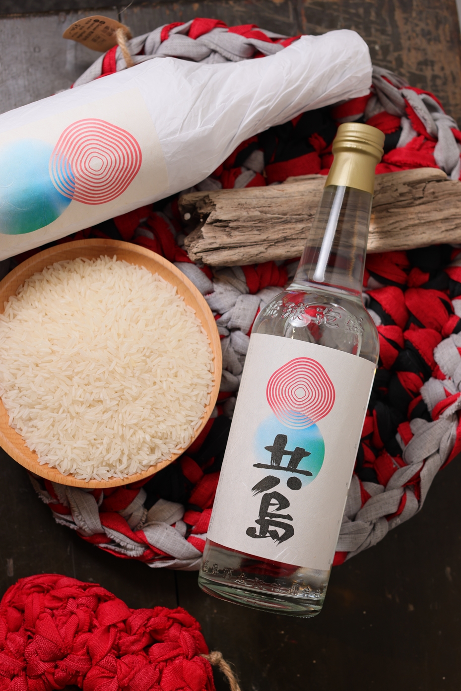 沖繩祭典常可見泡盛酒，和平島公園區與沖繩專製泡盛的老酒廠合作，推出限量共島酒。（1800元／瓶）