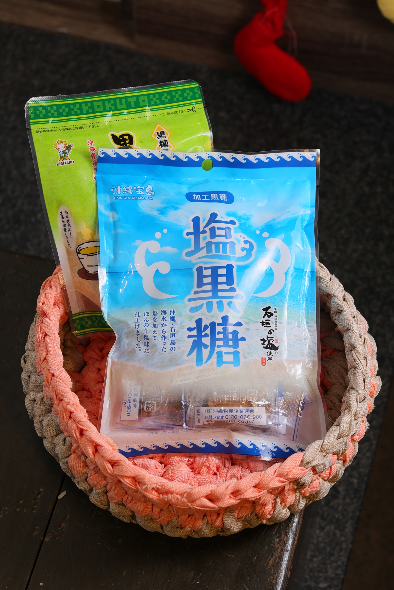 共島季期間也能買到沖繩伴手禮， 圖為沖繩海鹽黑糖。（200元／包）