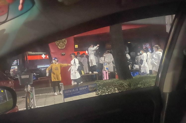 高雄左營某牛排館昨晚召集20多名員工，在店門口穿上隔離衣。（翻攝自PTT）