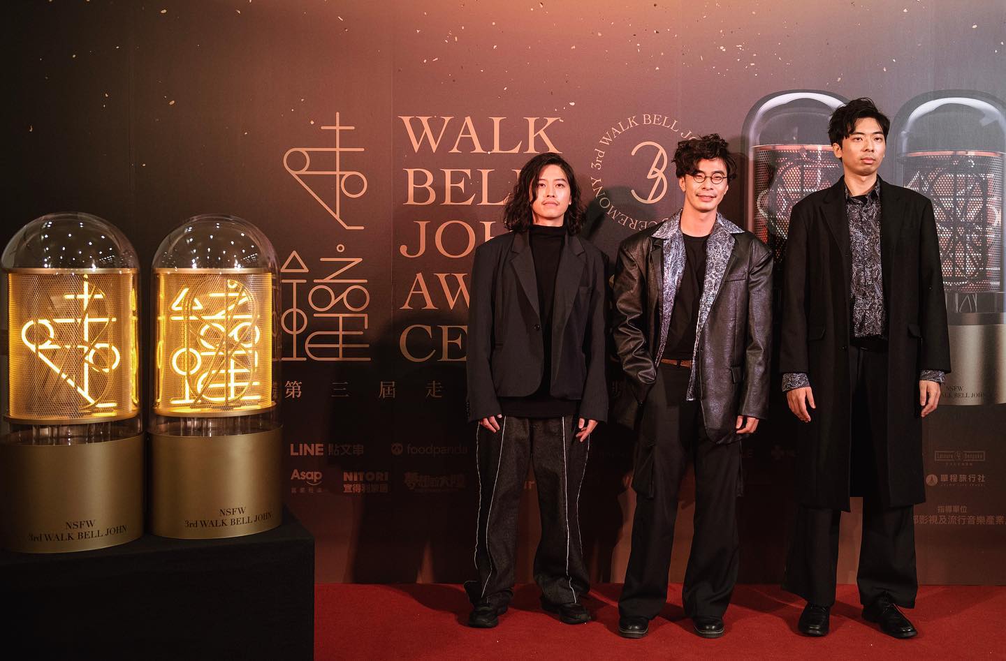 「反正我很閒」日前爆出資遣元老成員「猛將」的爭議，昨日對此正式發出聲明；左起為成員福林、鍾佳播和樂咖。（翻攝自「反正我很閒」臉書）