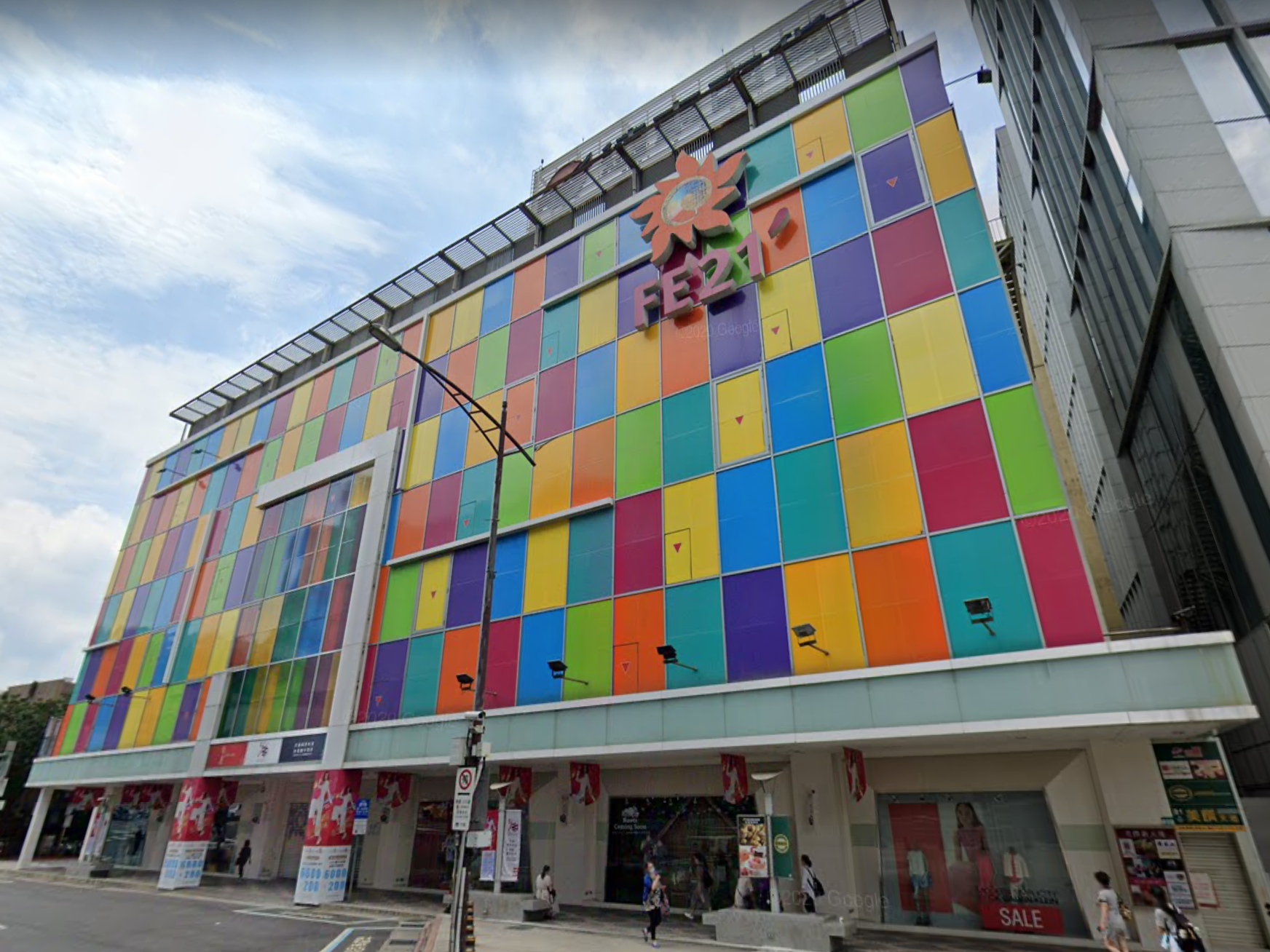 遠東百貨寶慶店B1的美食街，近日也出現確診者足跡。（翻攝自Google Map）