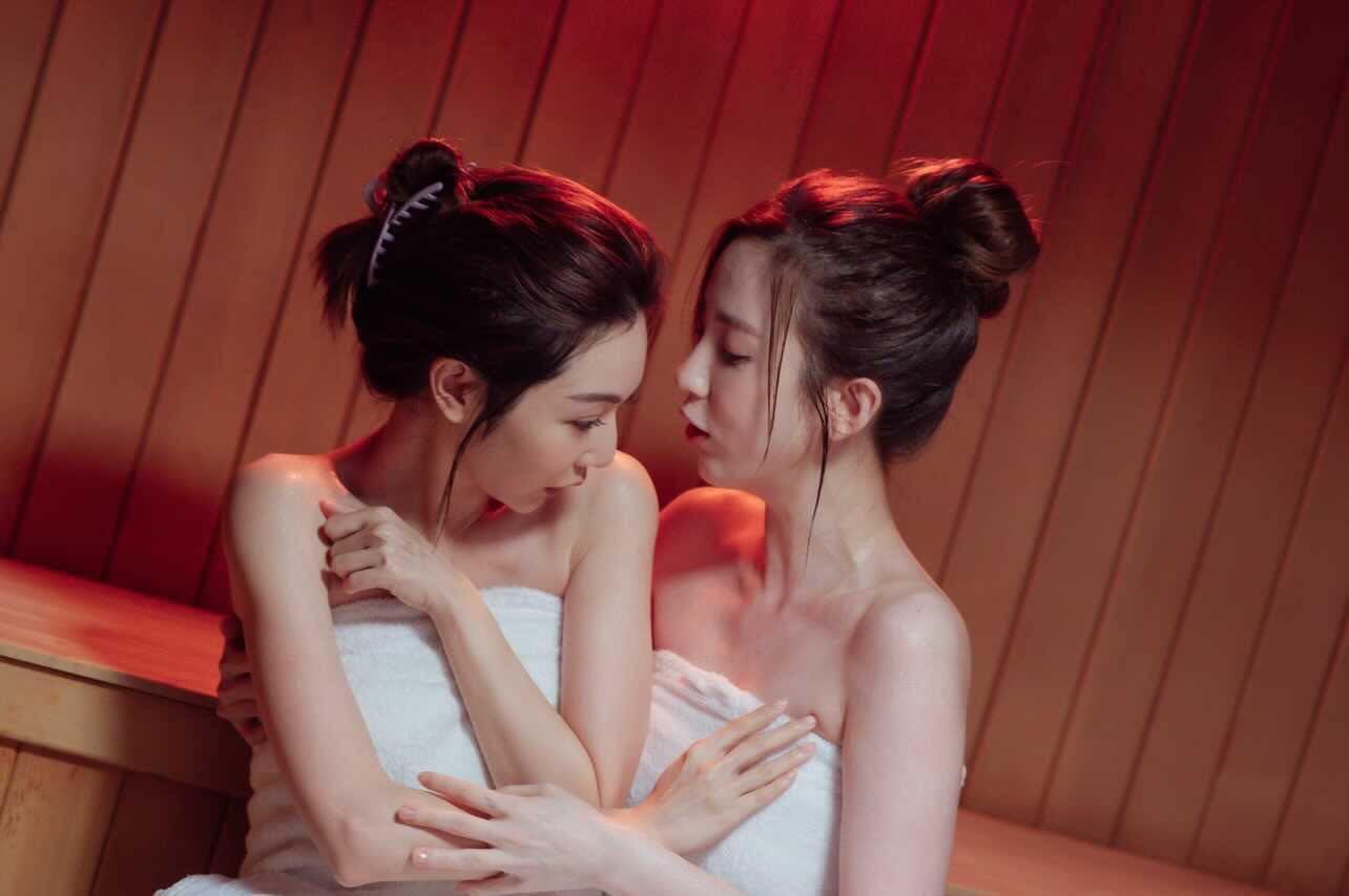 曾莞婷（左）與張愛雅（右）在《機智校園生活》演一對姐妹淘，張愛雅因表現亮眼戲分爆增。（翻攝自「愛雅」臉書）