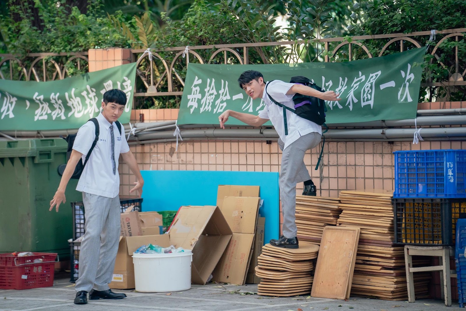 鍾岳軒（左）與林輝瑝（右）皆因演出BL劇受關注，近來在校園喜劇《機智校園生活》中有許多無厘頭的搞笑演出。（TVBS提供）