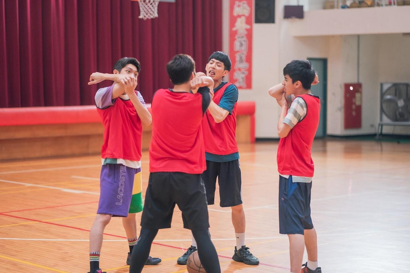 學生演員們想出用舔手肘的方式當成籃球賽熱身運動,宥勝(前中)劇中跟著做,一群人顯得相當無厘頭。(TVBS提供)