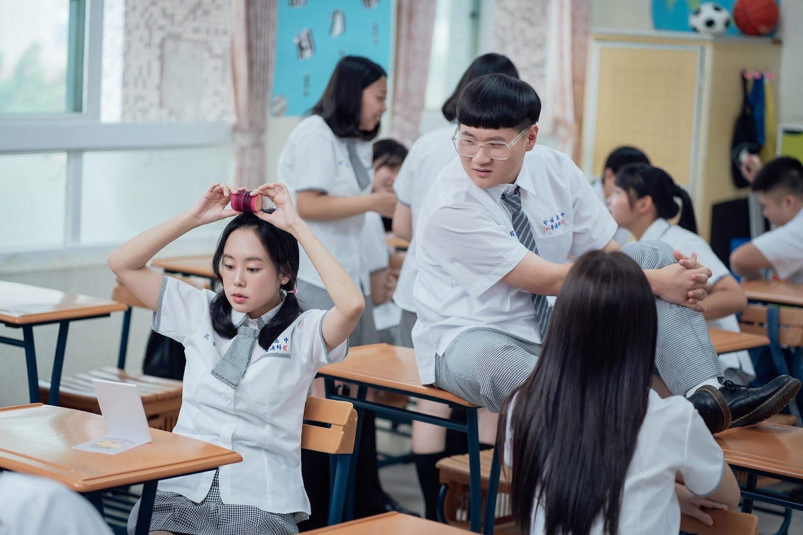 孔子第76代子孫孔令元（左），在《機智校園生活》扮演暗戀籃球隊帥哥的學生妹。（TVBS提供）