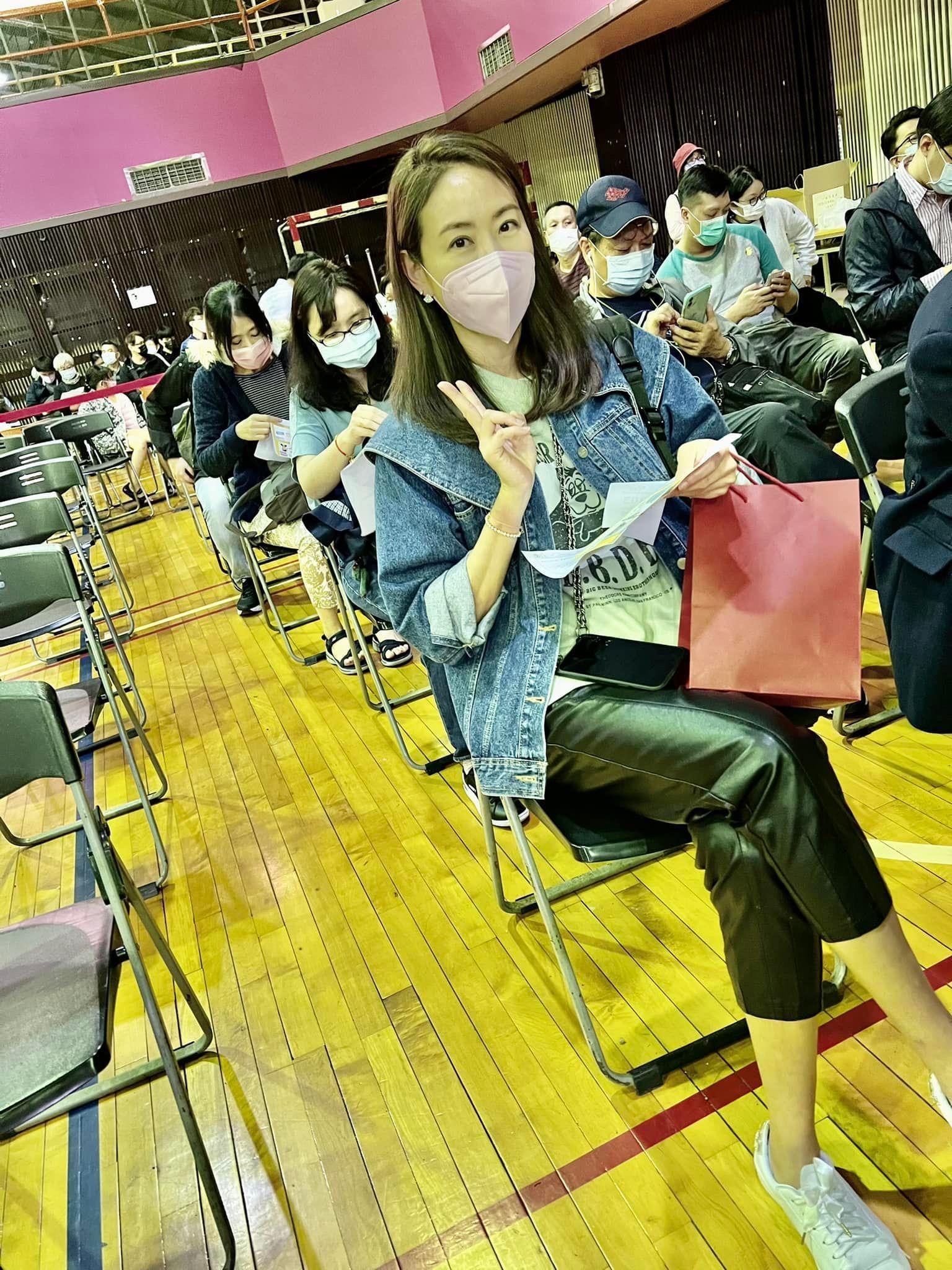 賈永婕到大型體育館接種高端疫苗。(翻攝賈永婕臉書)