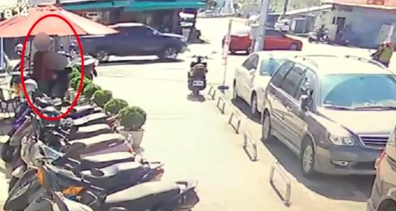 趙男與林男在超商外喝咖啡，卻突然起身朝林男開槍。（翻攝畫面）