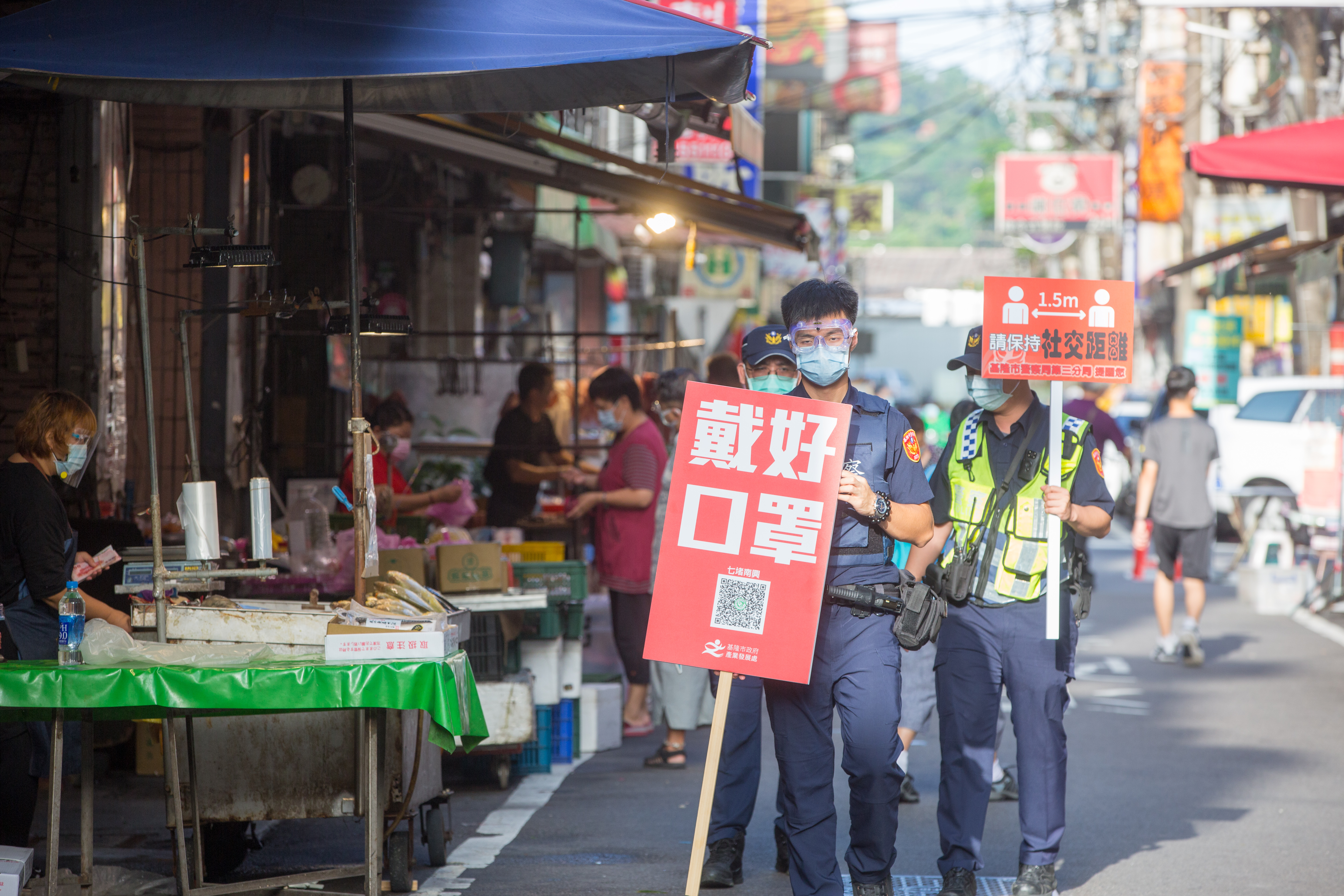 醫師黃軒提醒大家,口罩必須「戴好,戴滿,戴正確」才能真正擁有保護力。(本刊資料照)