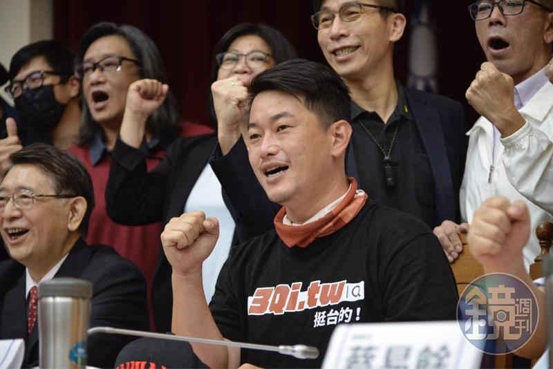 前基進黨立委陳柏惟起訴5位網友後，經法院審理勝訴獲賠10萬元。