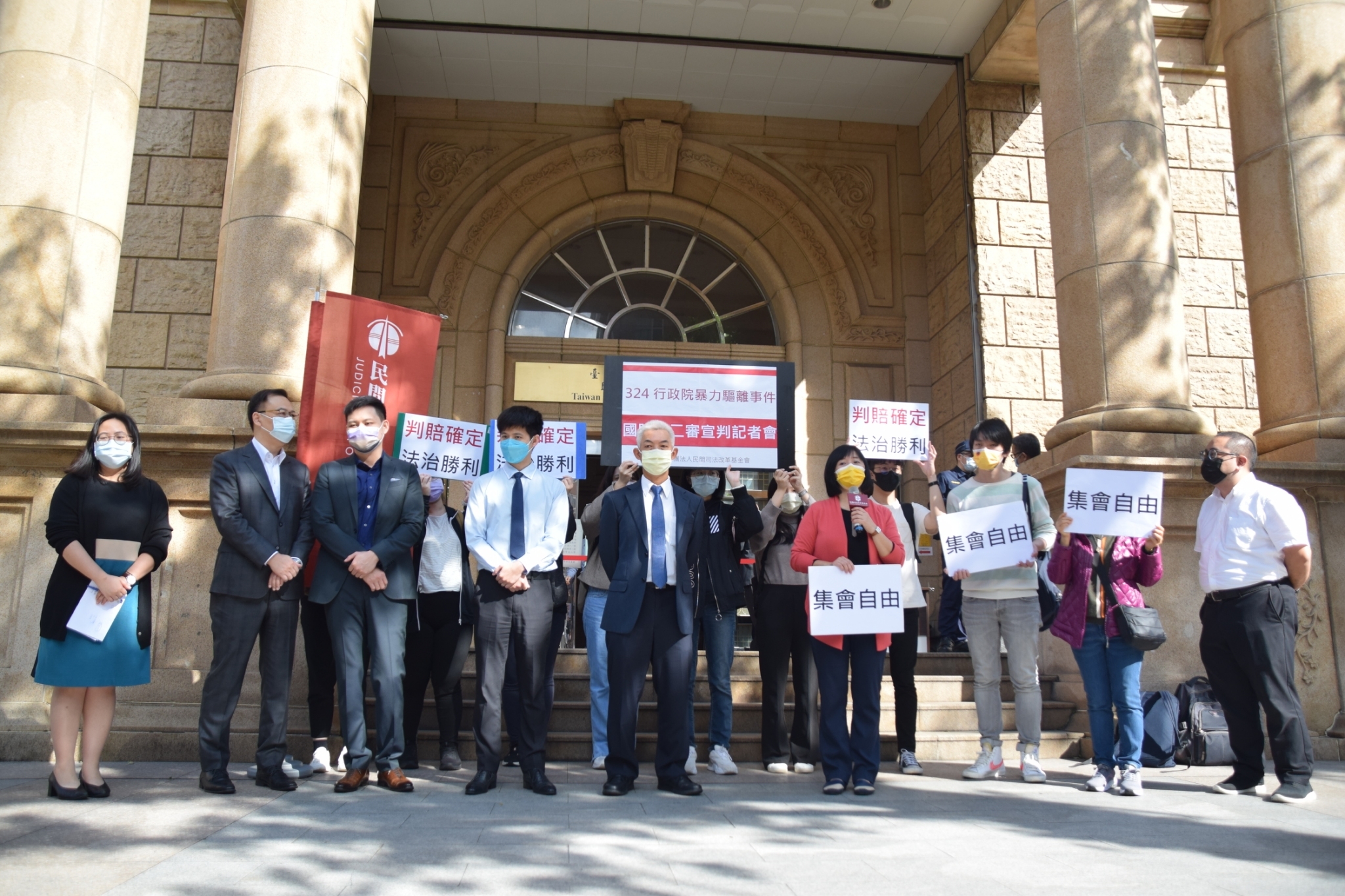 太陽花學運受傷者獲判國賠,民間司改會律師團指出是法治的勝利。(民間司改會提供)