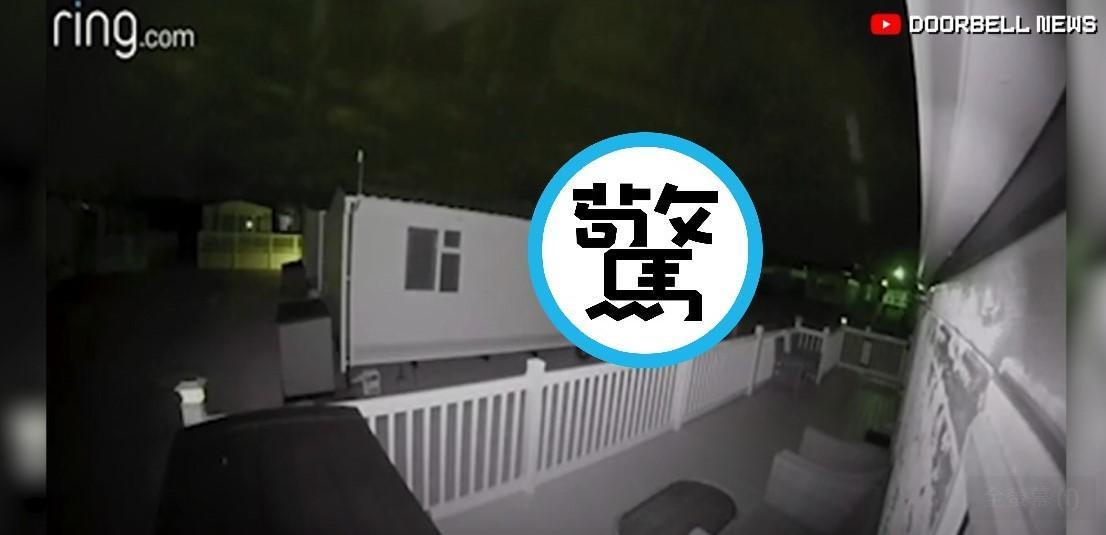 英國婦女艾莉西亞在老家門口中，疑似拍到了傳說中的鬼魅牙仙。（翻攝YouTube頻道）