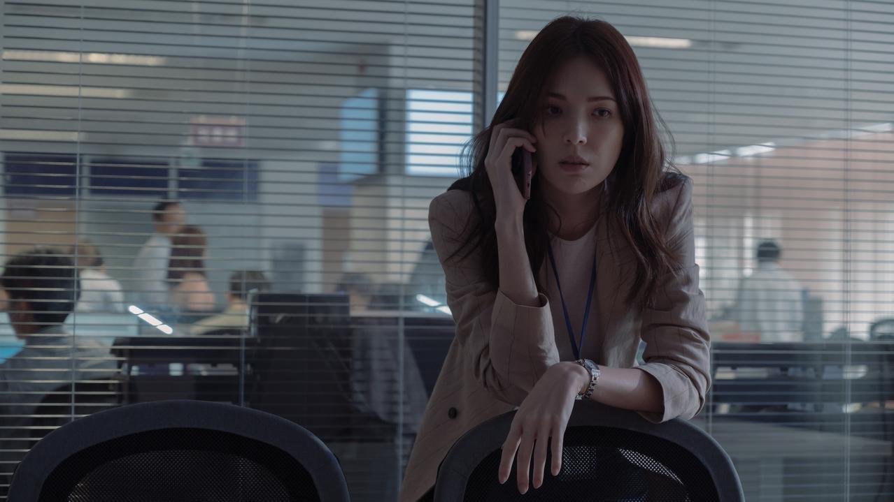 從《紅衣小女孩》系列開始，許瑋甯就時常出現在驚悚類型作品裡，《誰是被害者》記者角色也很搶眼。（Netflix提供）
