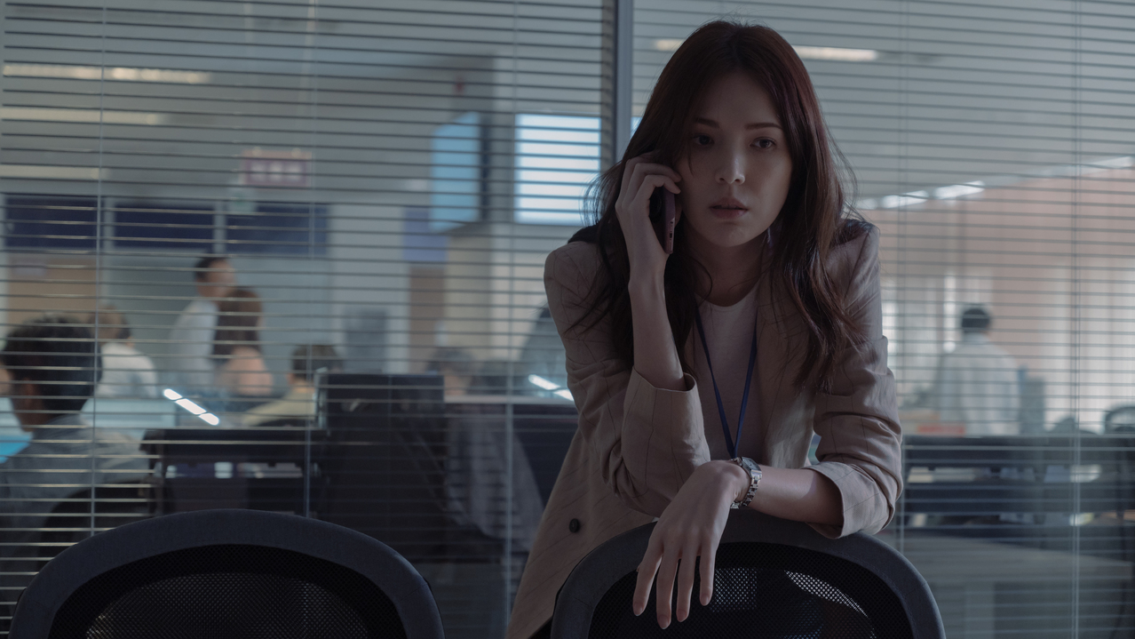 從《紅衣小女孩》系列開始，許瑋甯就時常出現在驚悚類型作品裡，《誰是被害者》記者角色也很搶眼。（Netflix提供）