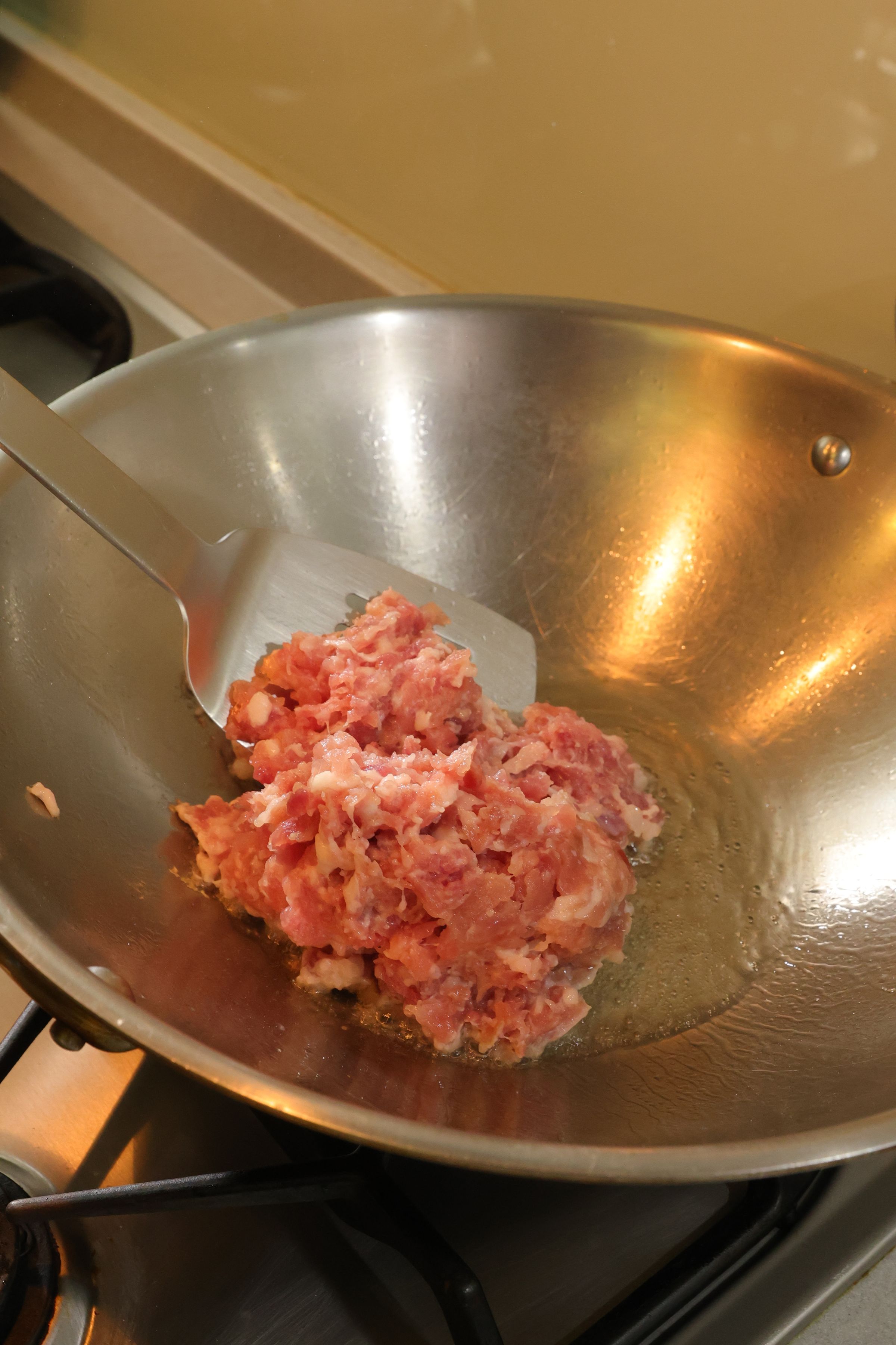 放入絞肉。