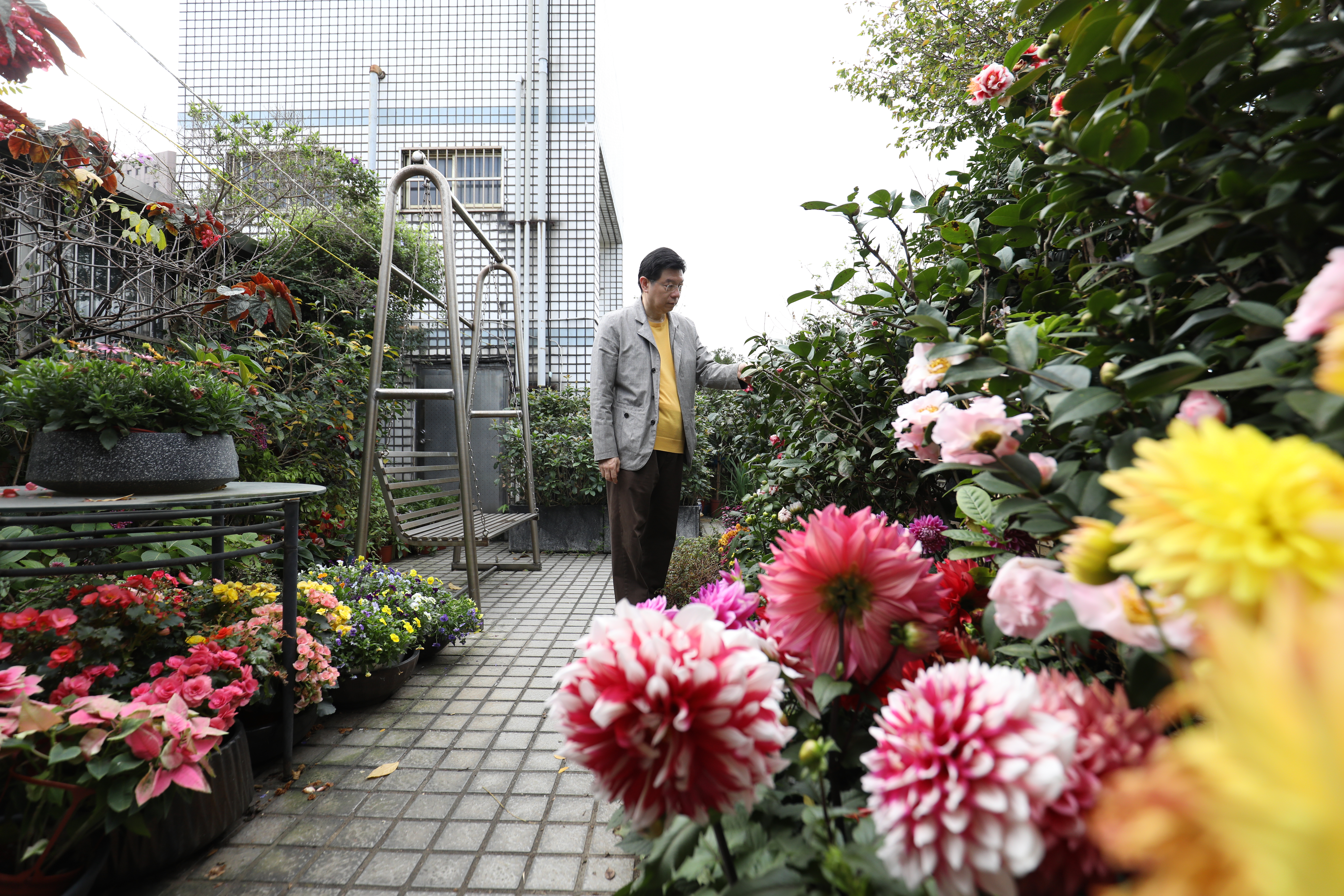 《鏡週刊》社長裴偉愛吃也愛做菜，經常在各飯局中向大廚取經，週末回家試做，現在也公開他的廚房筆記。（何宗昇攝）